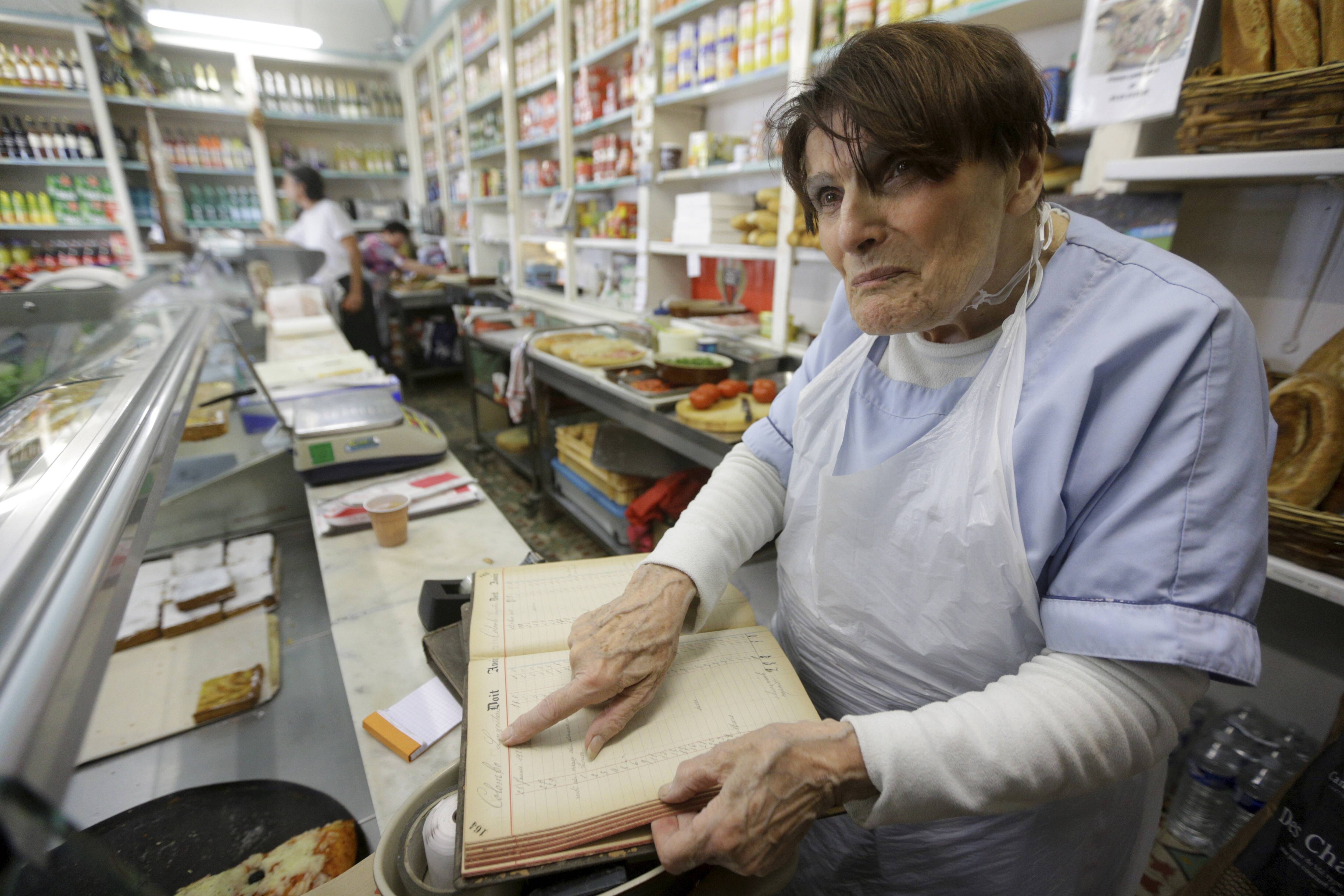 Ils étaient épiciers depuis trois générations à Nice: à 90 ans, Jeannette, la reine du pan-bagnat, baisse le rideau