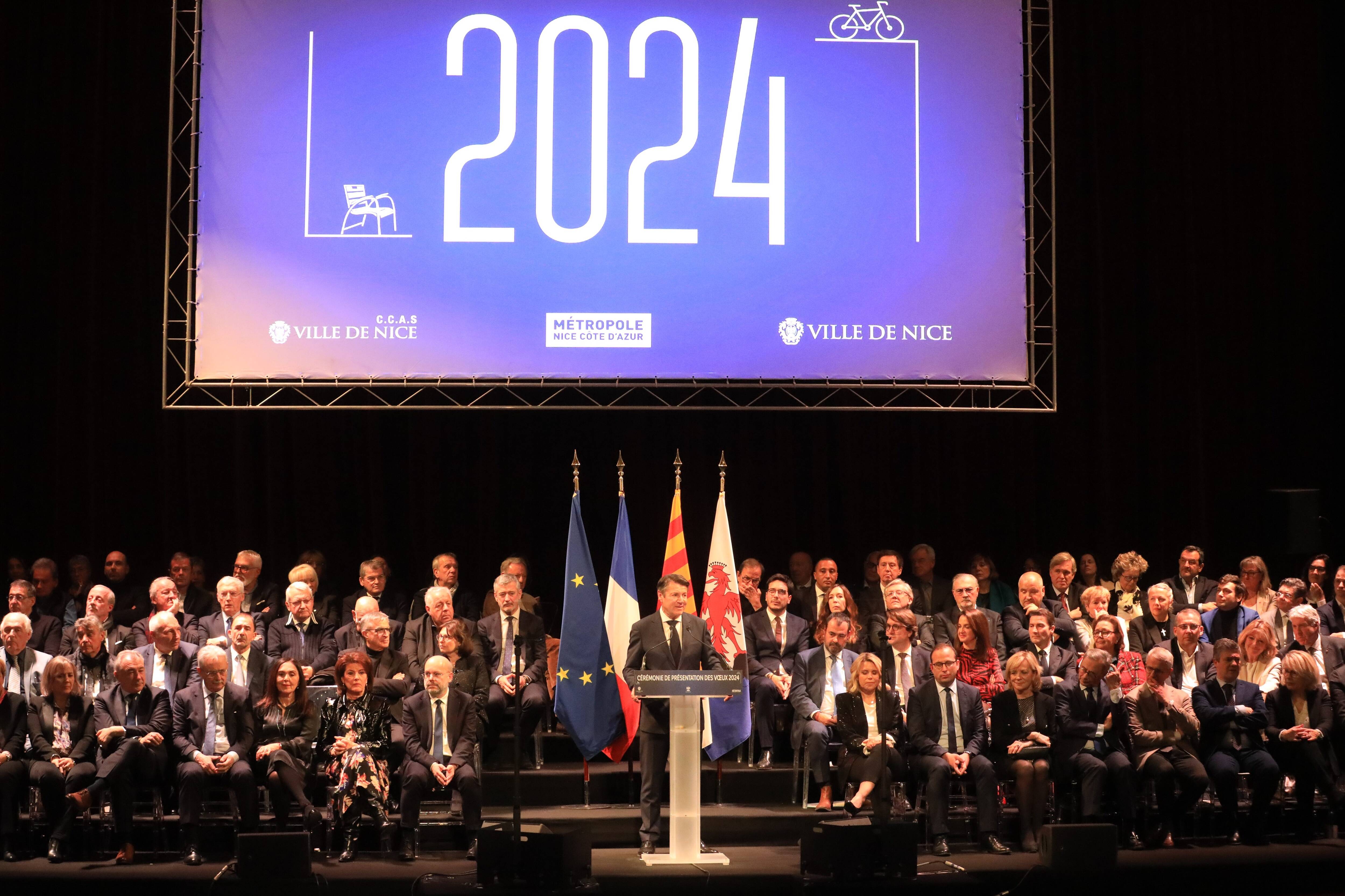 Lors de ses vSux, le maire de Nice Christian Estrosi esquive les attaques pour "rassembler"