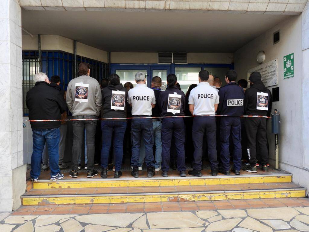 "Rien n'est clair... alors que c'est dans cinq mois". Organisation des JO: service minimum au commissariat d'Antibes pour le "jeudi noir"