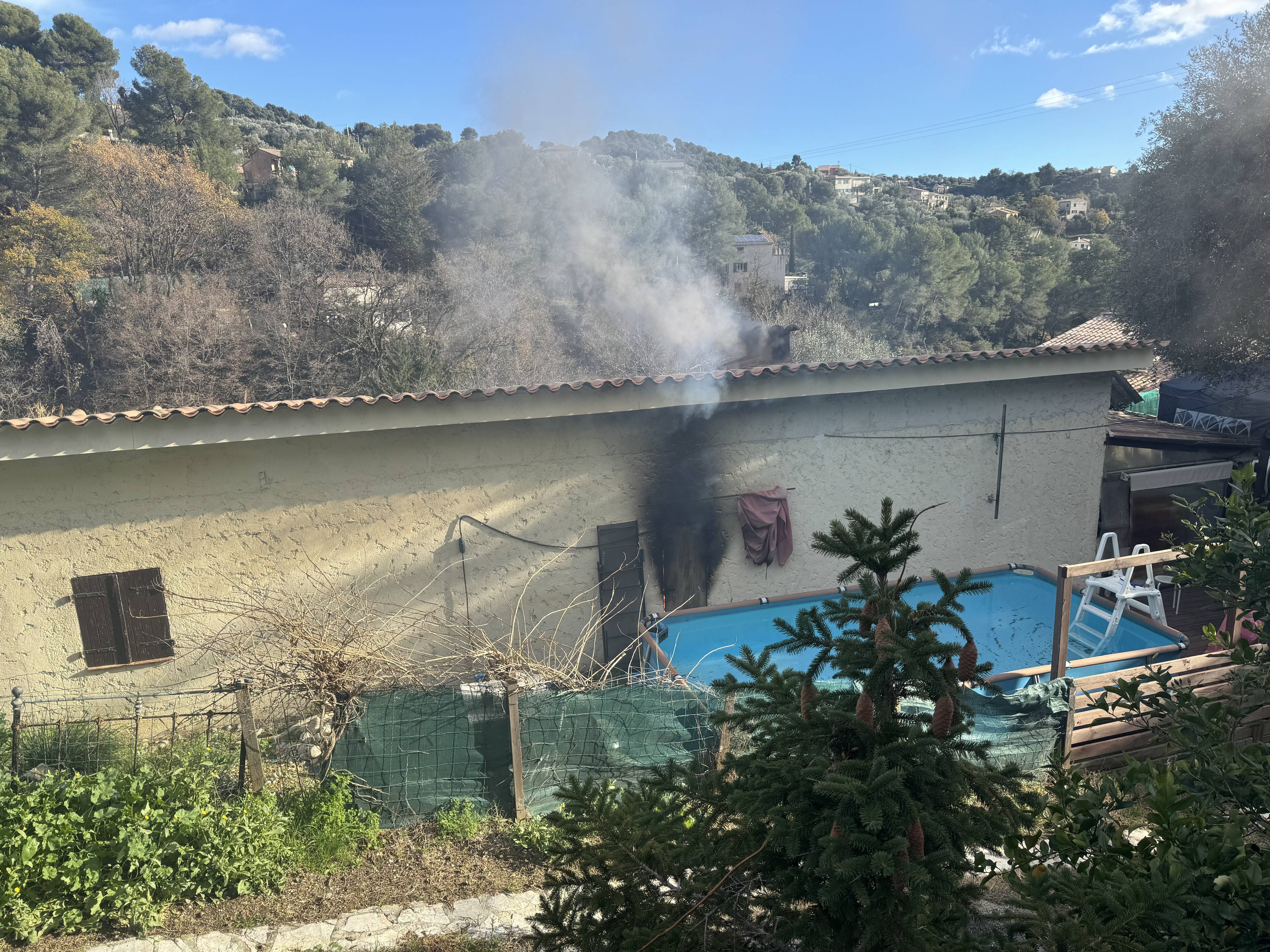 "Un homme a crié au feu puis j'ai vu des flammes sortir d'une fenêtre", un incendie maîtrisé à Colomars