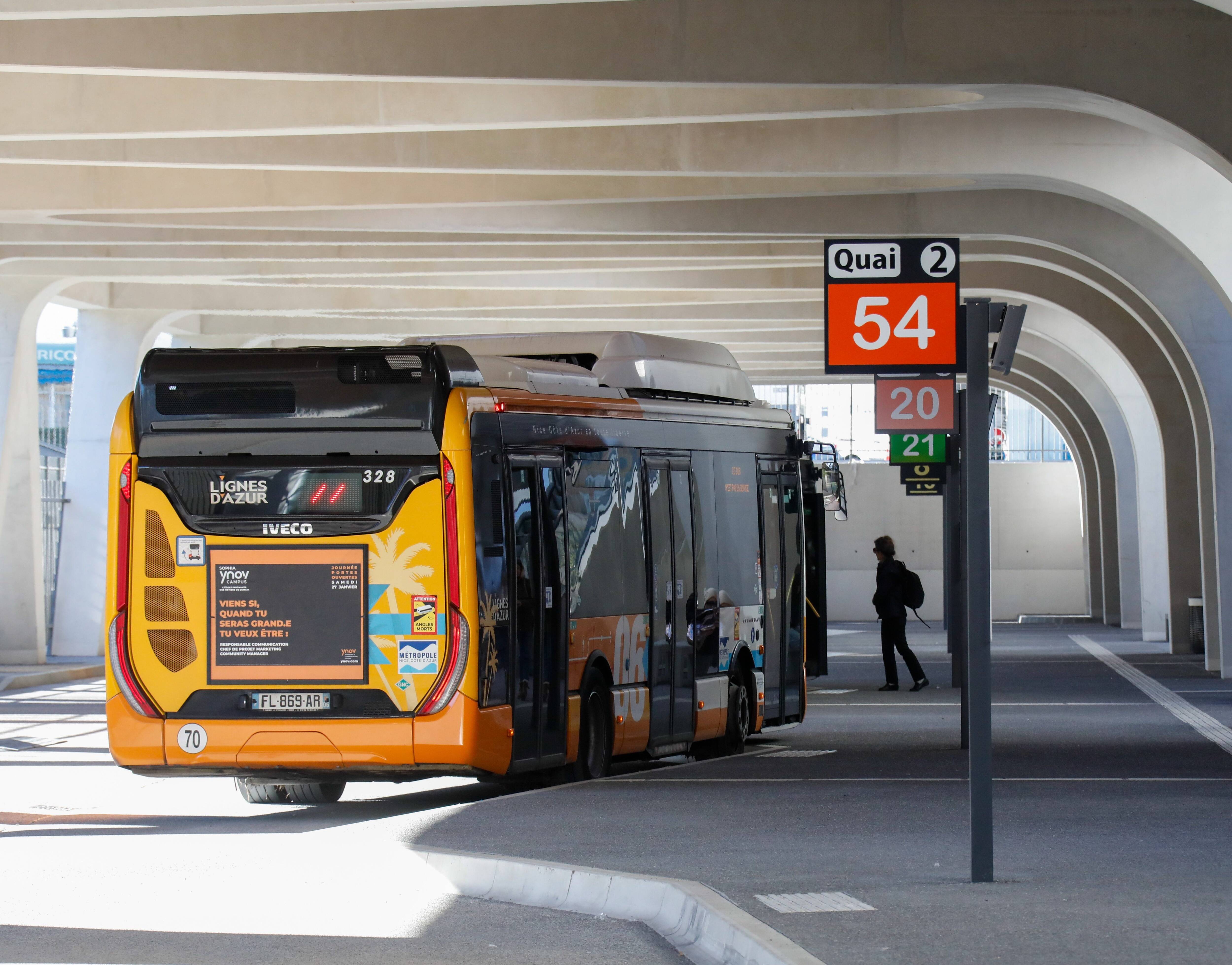 Manque de signalisation, plus de confort, bouchons... Tout ce qui va et ne va pas avec la nouvelle gare routière Nice Côte d'Azur Aéroport