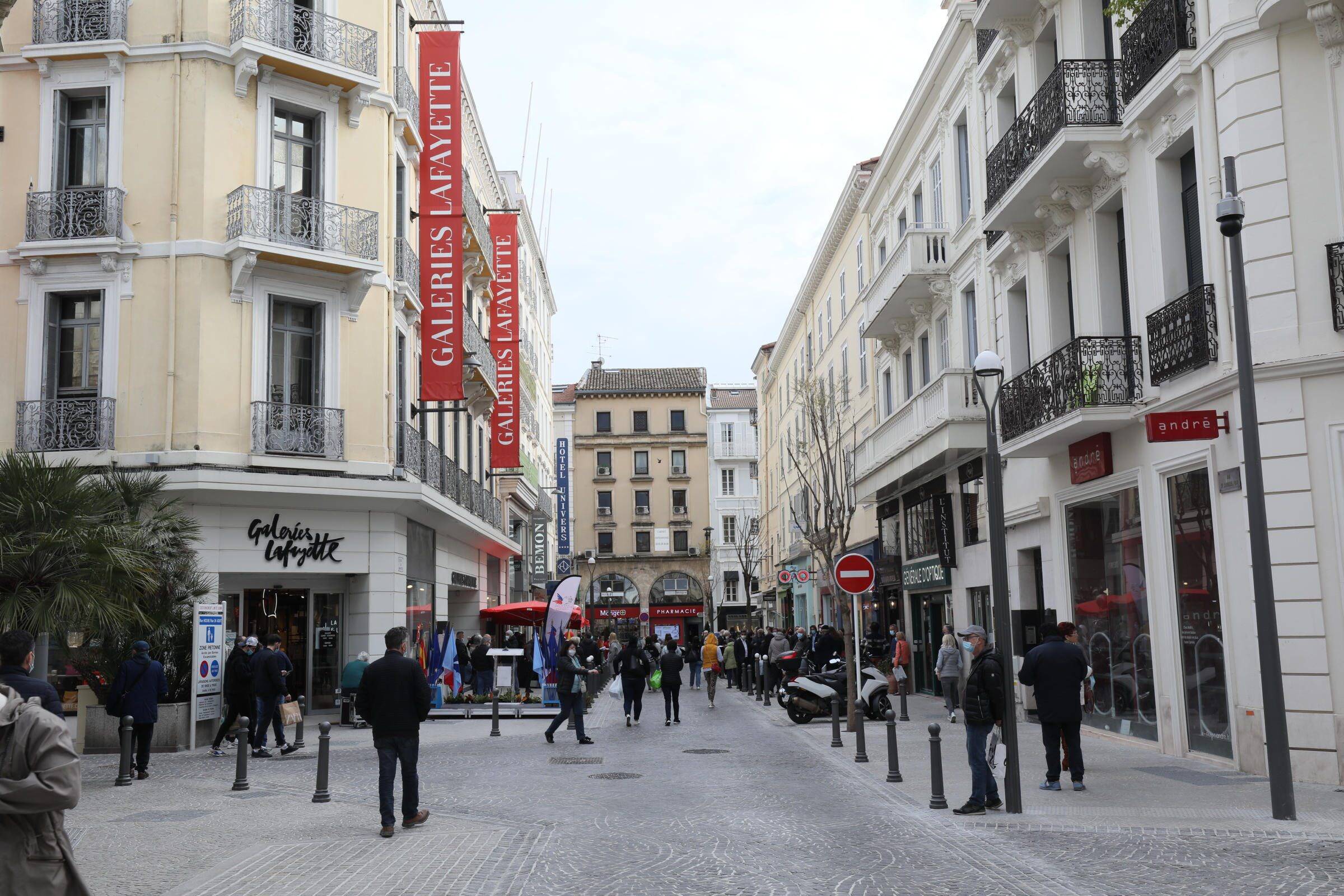 "Le plan n'est pas assez clair": les salariés des Galeries Lafayette de Cannes dans l'attente de l'audience du 14 février