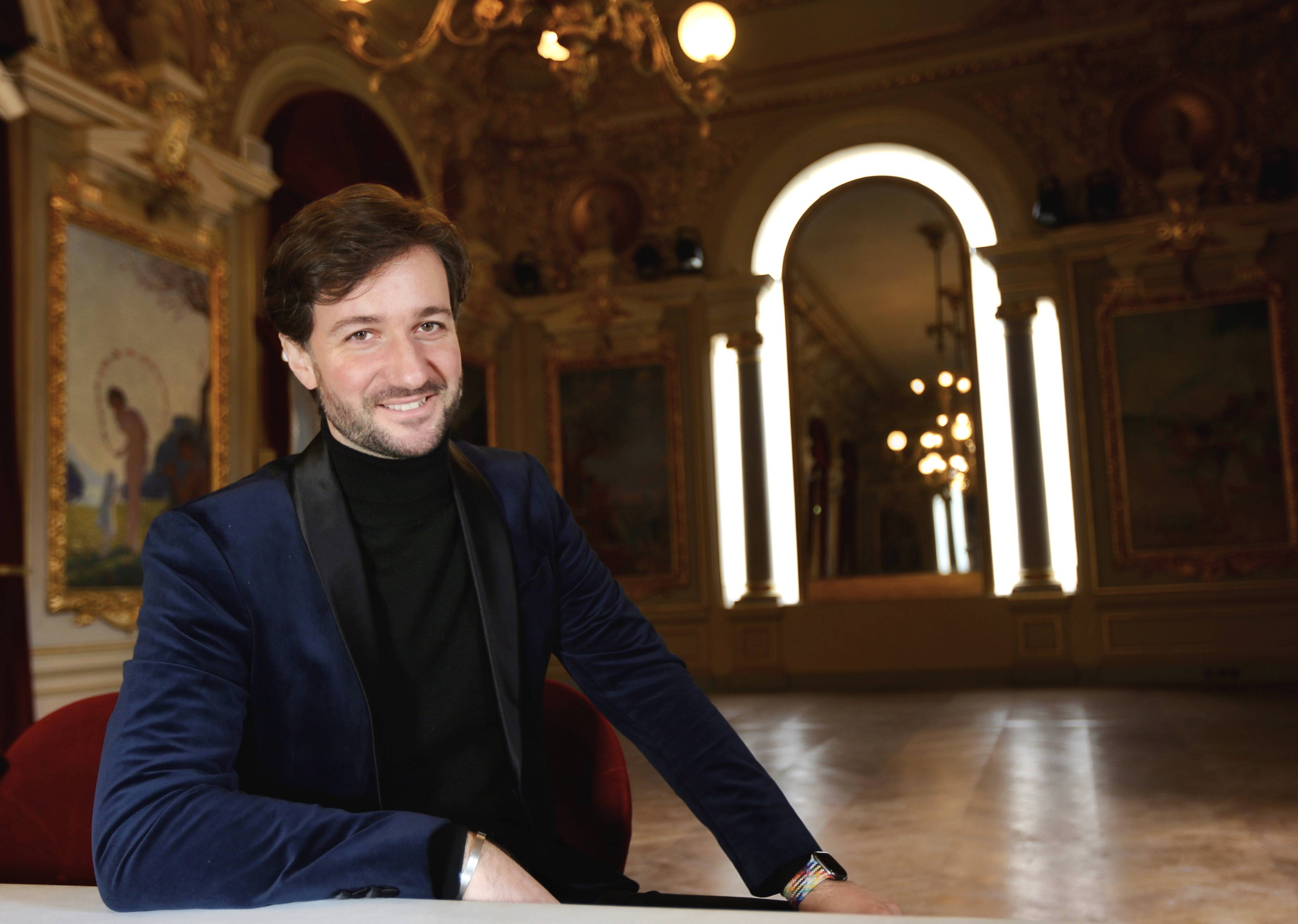 Connu dans le monde entier, qui est Victorien Vanoosten, le nouveau directeur musical de l'opéra de Toulon?