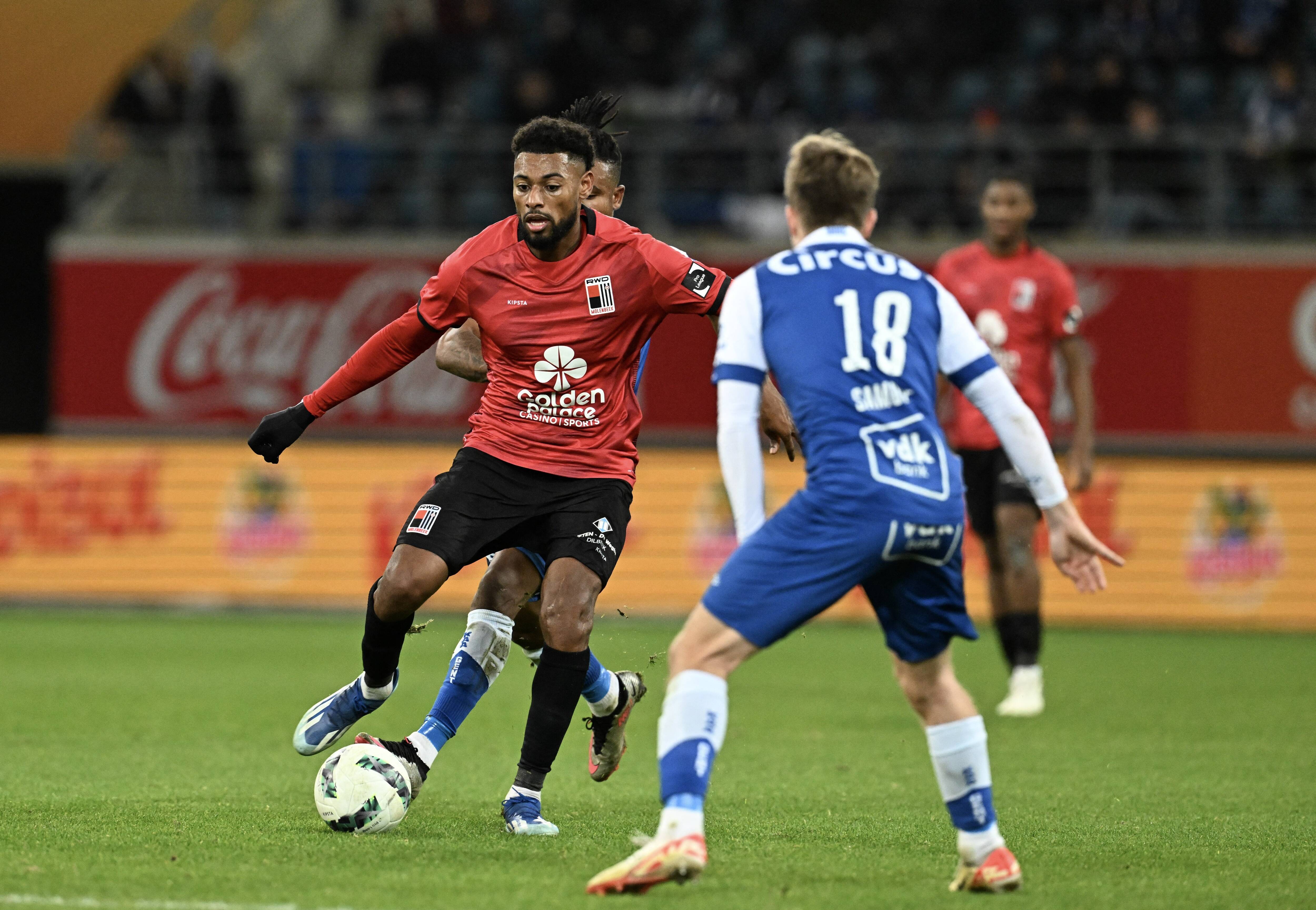 "Vous souillez notre club": l'ancien Niçois Jeff Reine-Adélaïde et ses coéquipiers pris à partie par leurs supporters à Molenbeek en Belgique