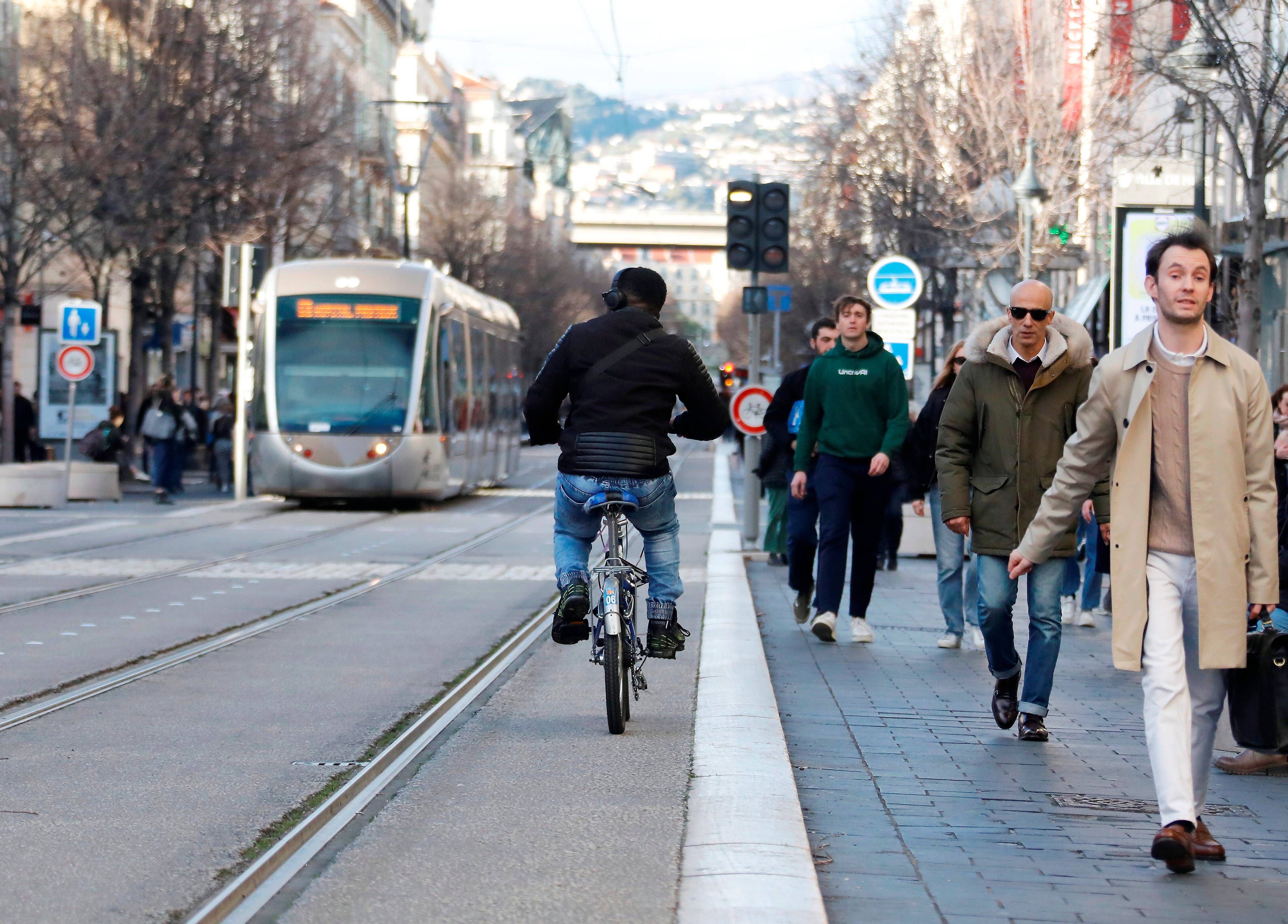 Faux galets sur la voie du tram: un an après, quel résultat pour ce dispositif anti deux-roues ?