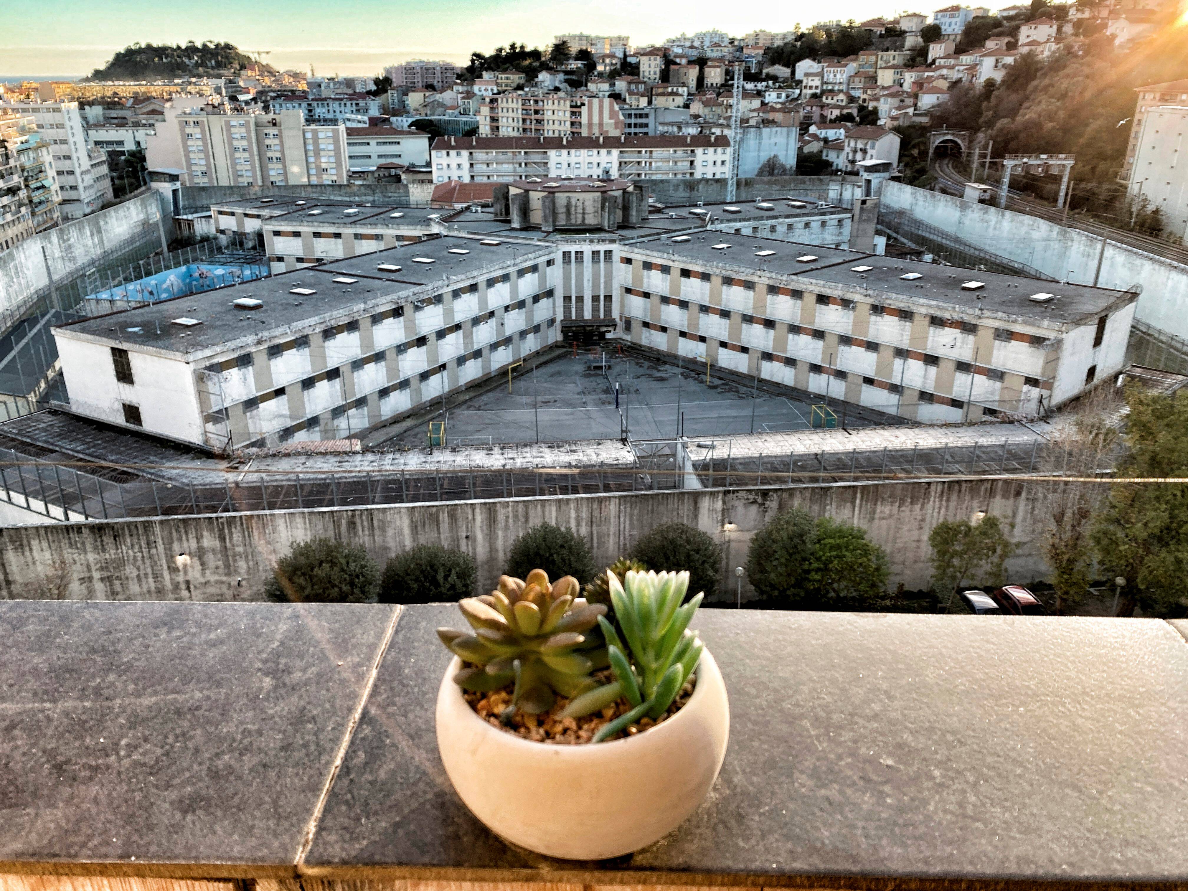 "Des armes peuvent entrer, il faut sécuriser la prison": les livraisons de colis par les airs continuent à la maison d'arrêt de Nice