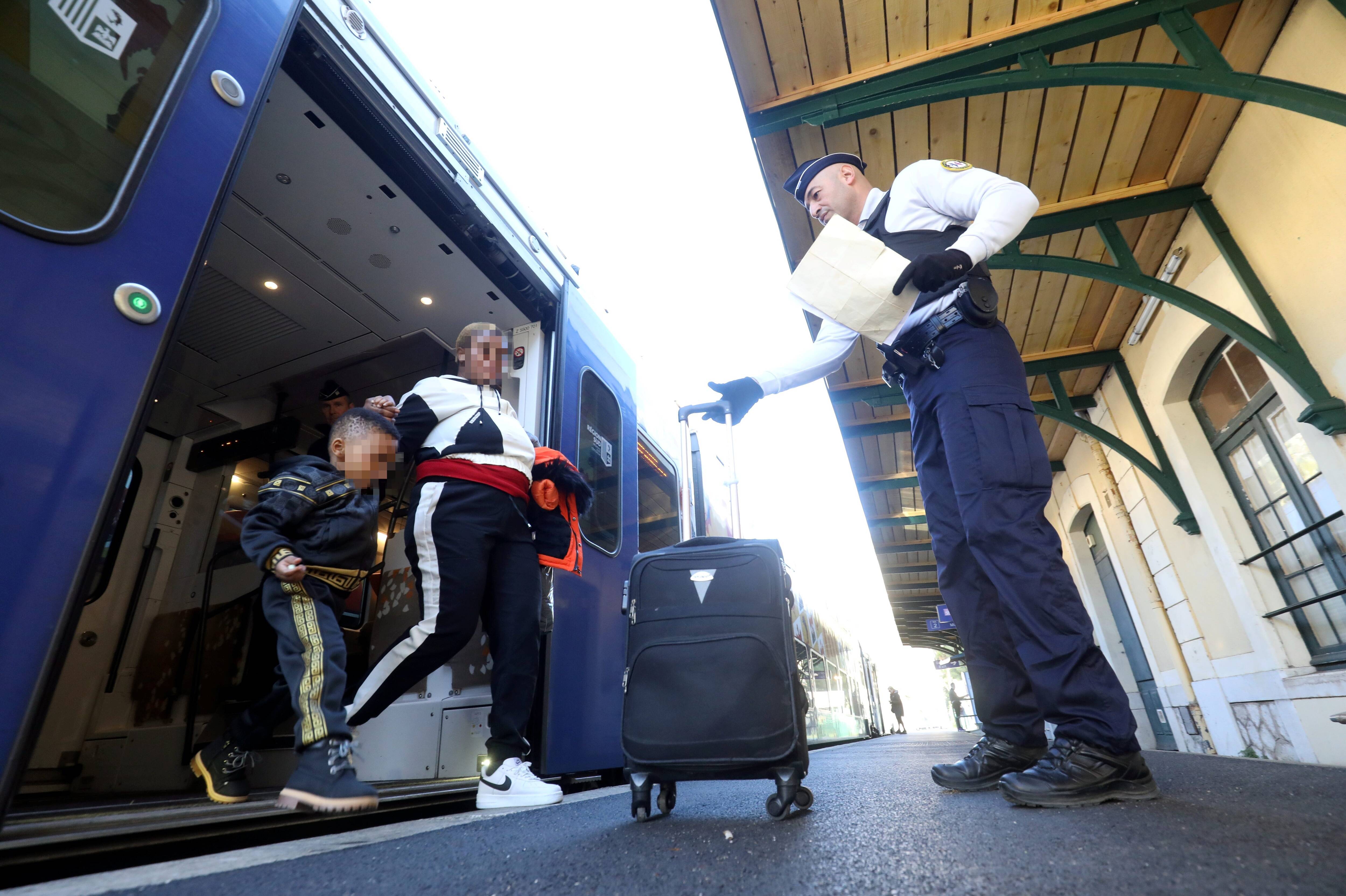 "Pour la sécurité de notre pays": on a suivi les réservistes de la police en renfort à la frontière avec l'Italie