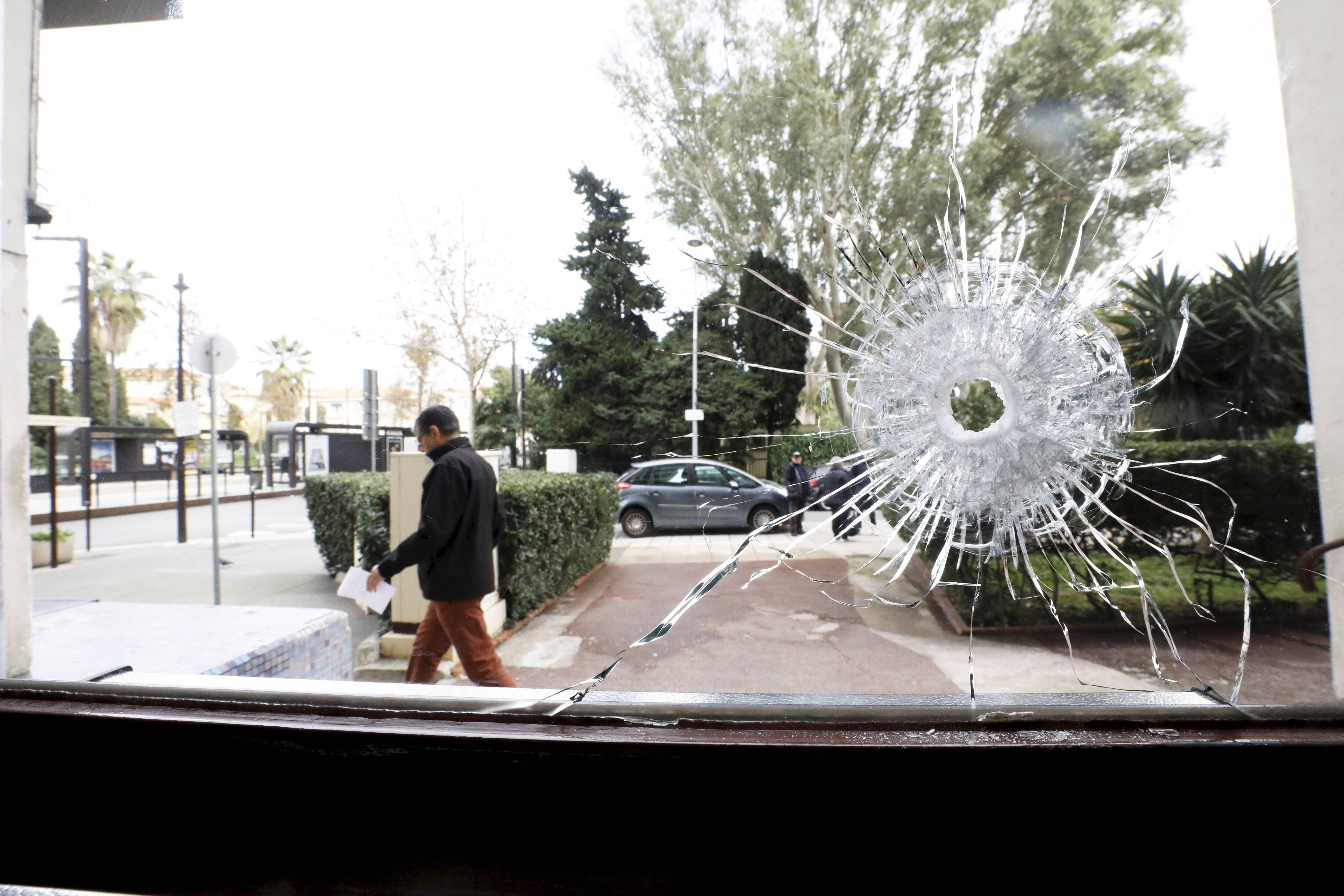 Victime abattue devant chez elle, porte criblée de balles... Stupeur et effroi au lendemain de l'exécution d'un homme en pleine rue à Nice