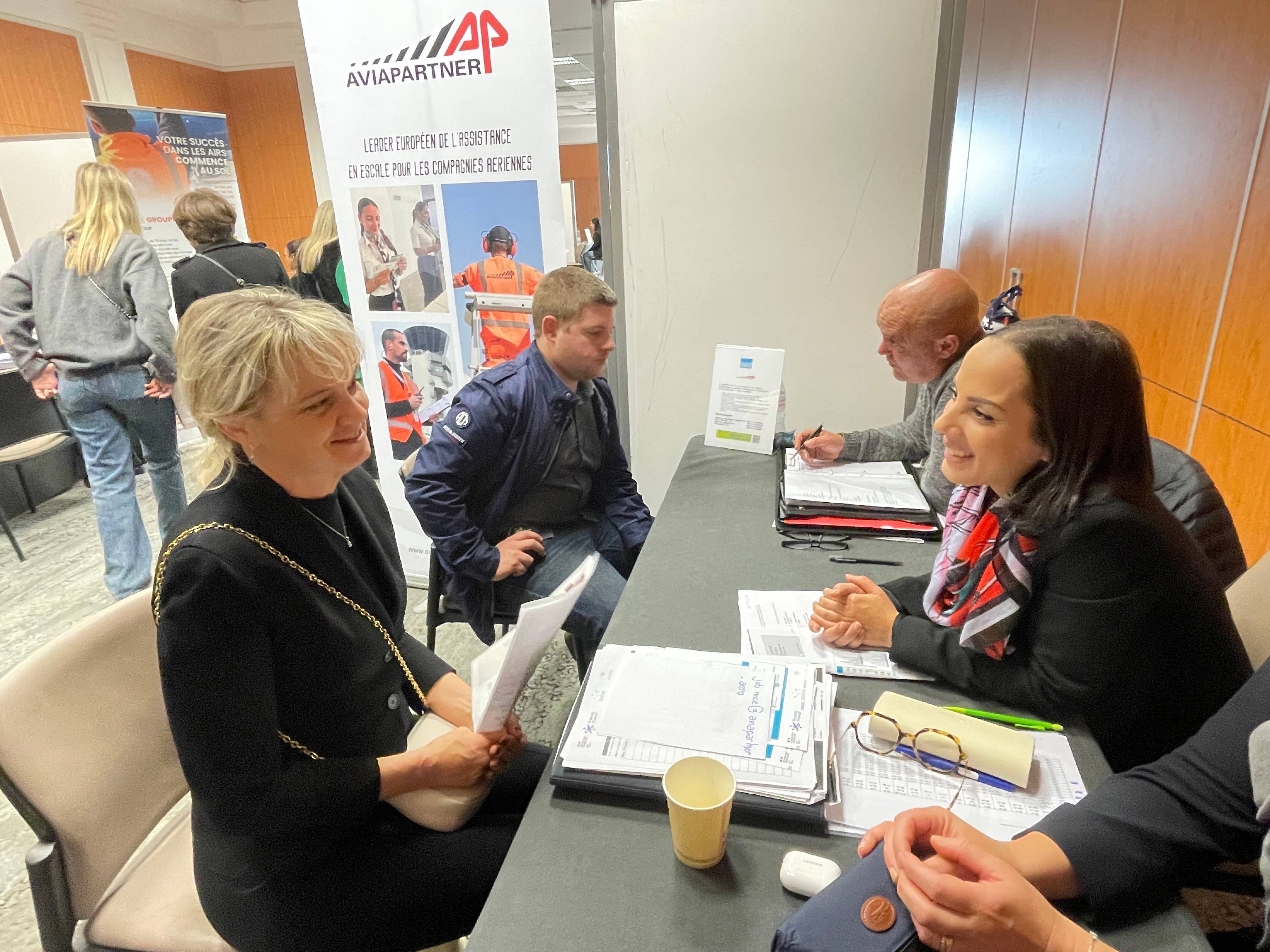 "Vue sur mer et pas de routine": l'aéroport Nice Côte d'Azur recrute, voici pourquoi les candidats affluent