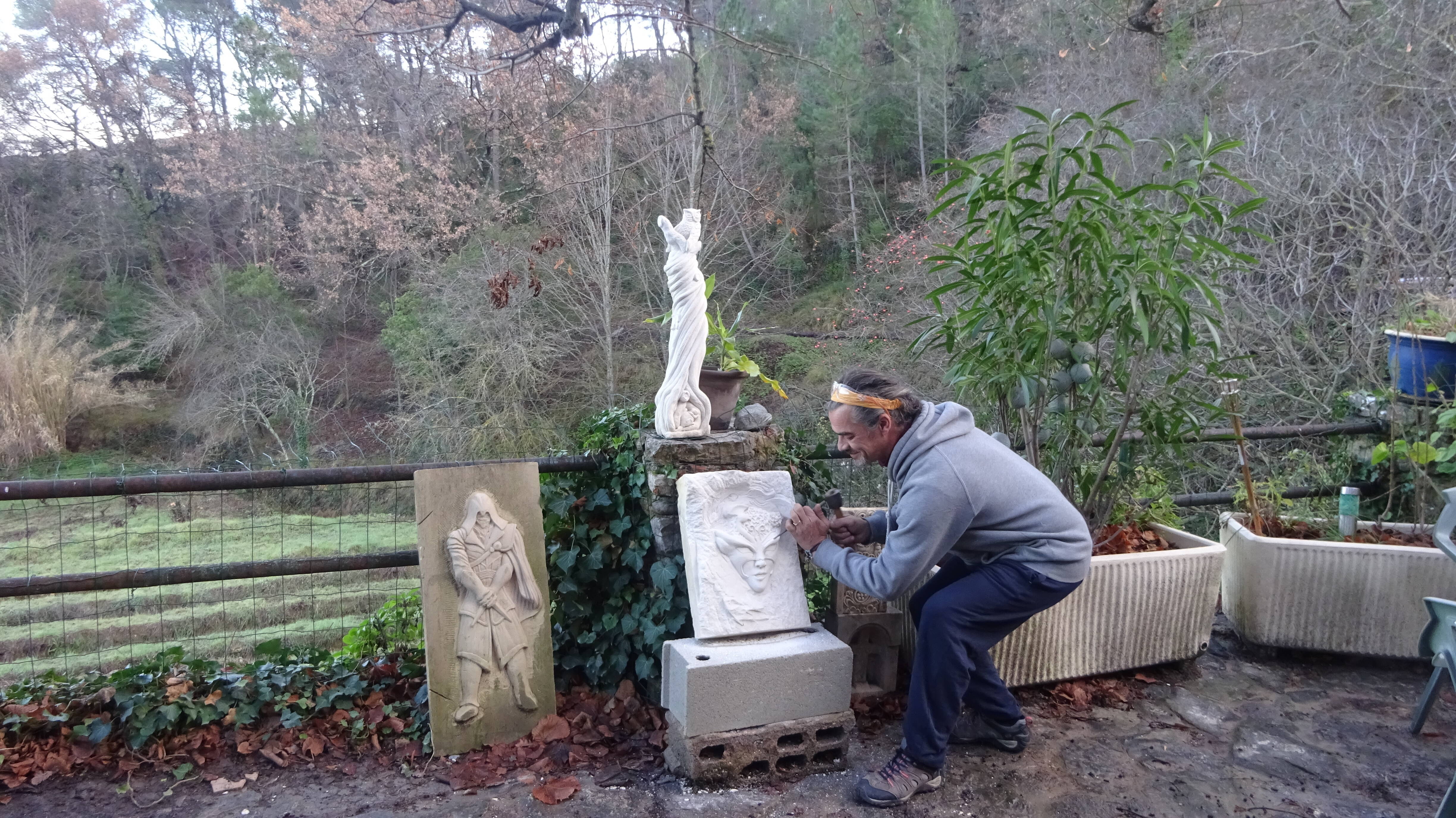 Charlie Hebdo l'a contacté après les attentats, à la découverte de ce tailleur de pierre varois au parcours unique