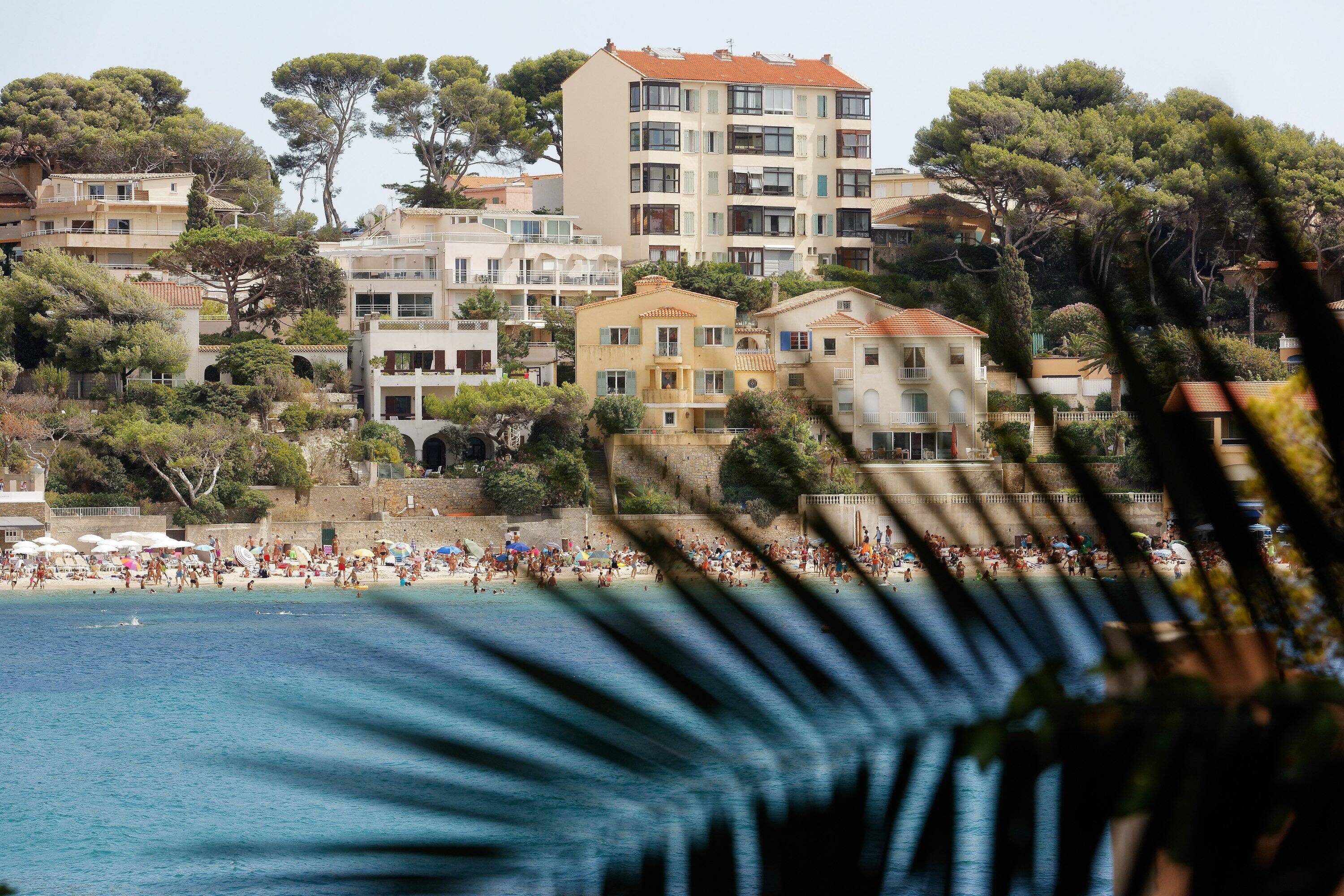 "Donne-moi ton téléphone ou je te plante": un touriste lyonnais condamné pour "extorsion" sur une plage du Var