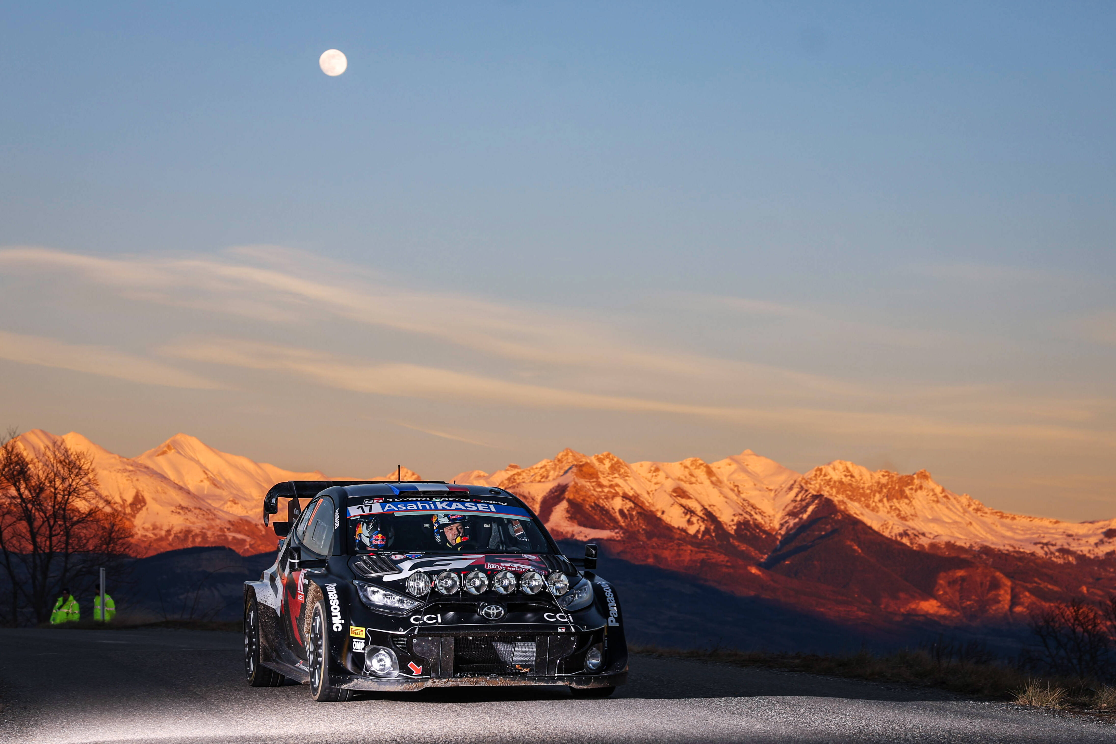 Sébastien Ogier revient sur les talons d'Elfyn Evans lors de la deuxième étape du Rallye Monte-Carlo