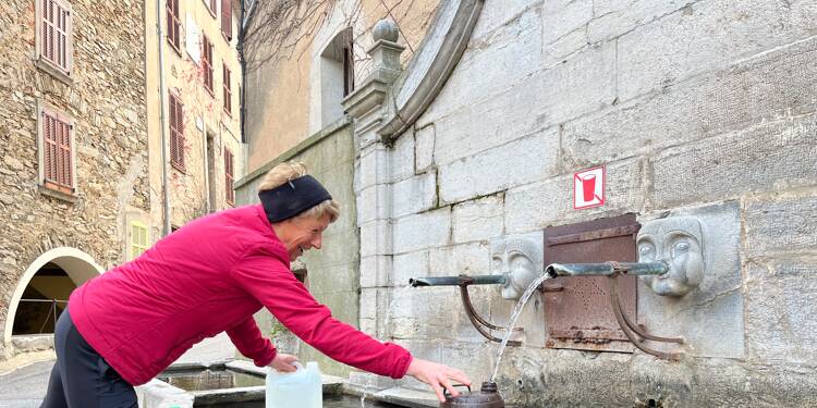 Depuis quelques années ont remarque que les fontaines se tarissent: à La Garde-Freinet on entretient les fontaines pour préserver le patrimoine