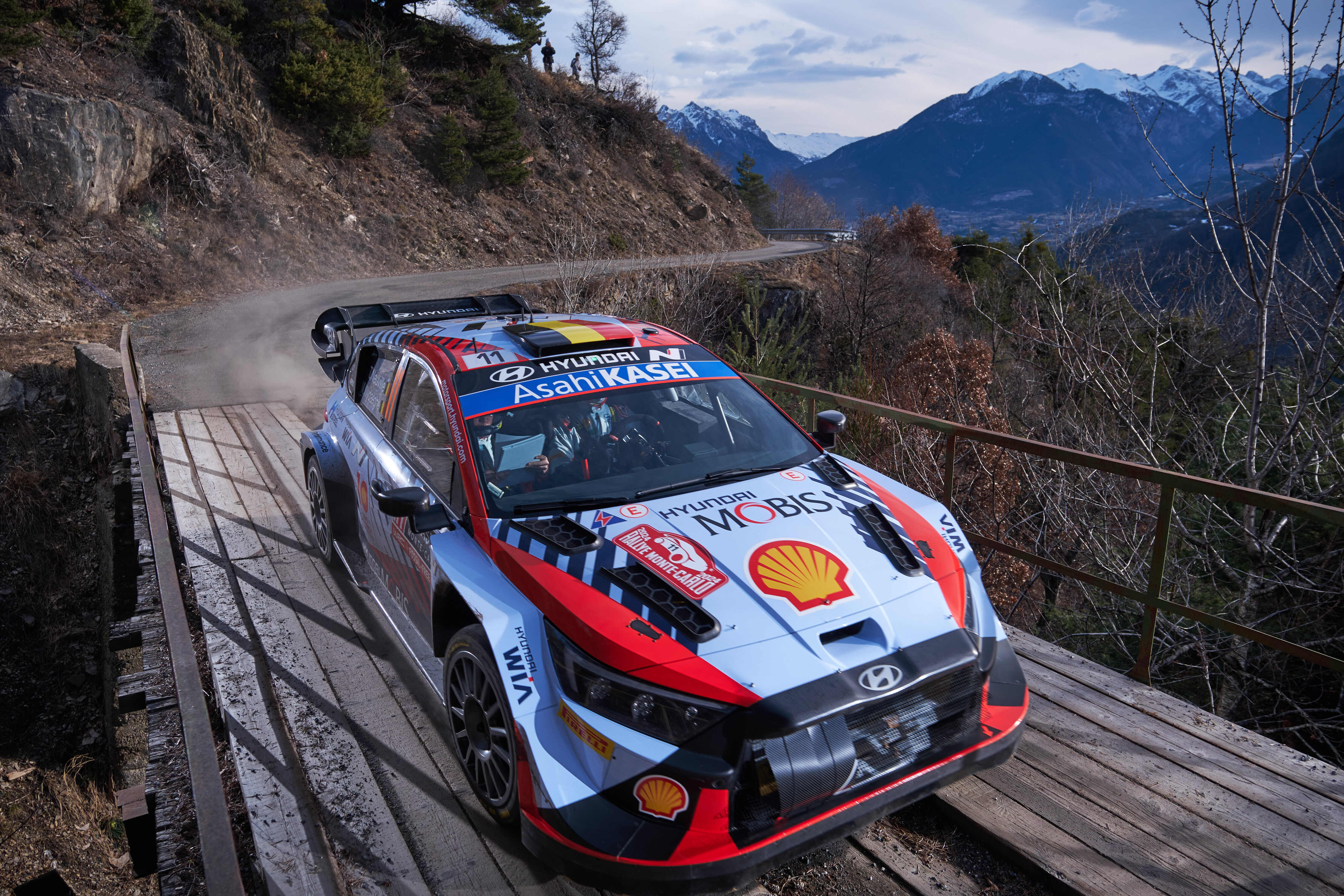 Thierry Neuville et Sébastien Ogier au coude à coude avant l'étape finale du 92e Rallye Monte-Carlo