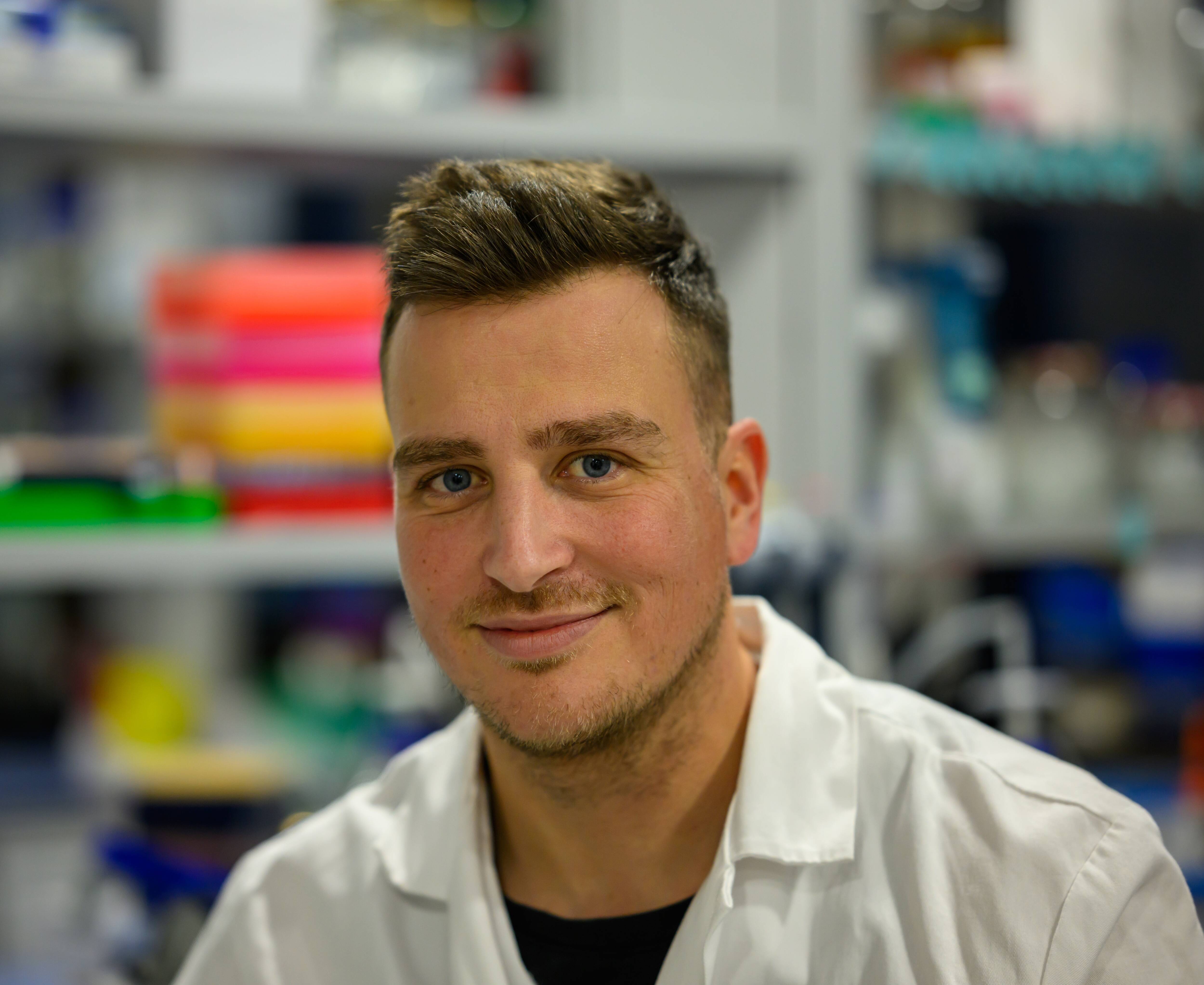 Quelle est cette approche développée par le Centre scientifique de Monaco contre les tumeurs cérébrales pédiatriques?