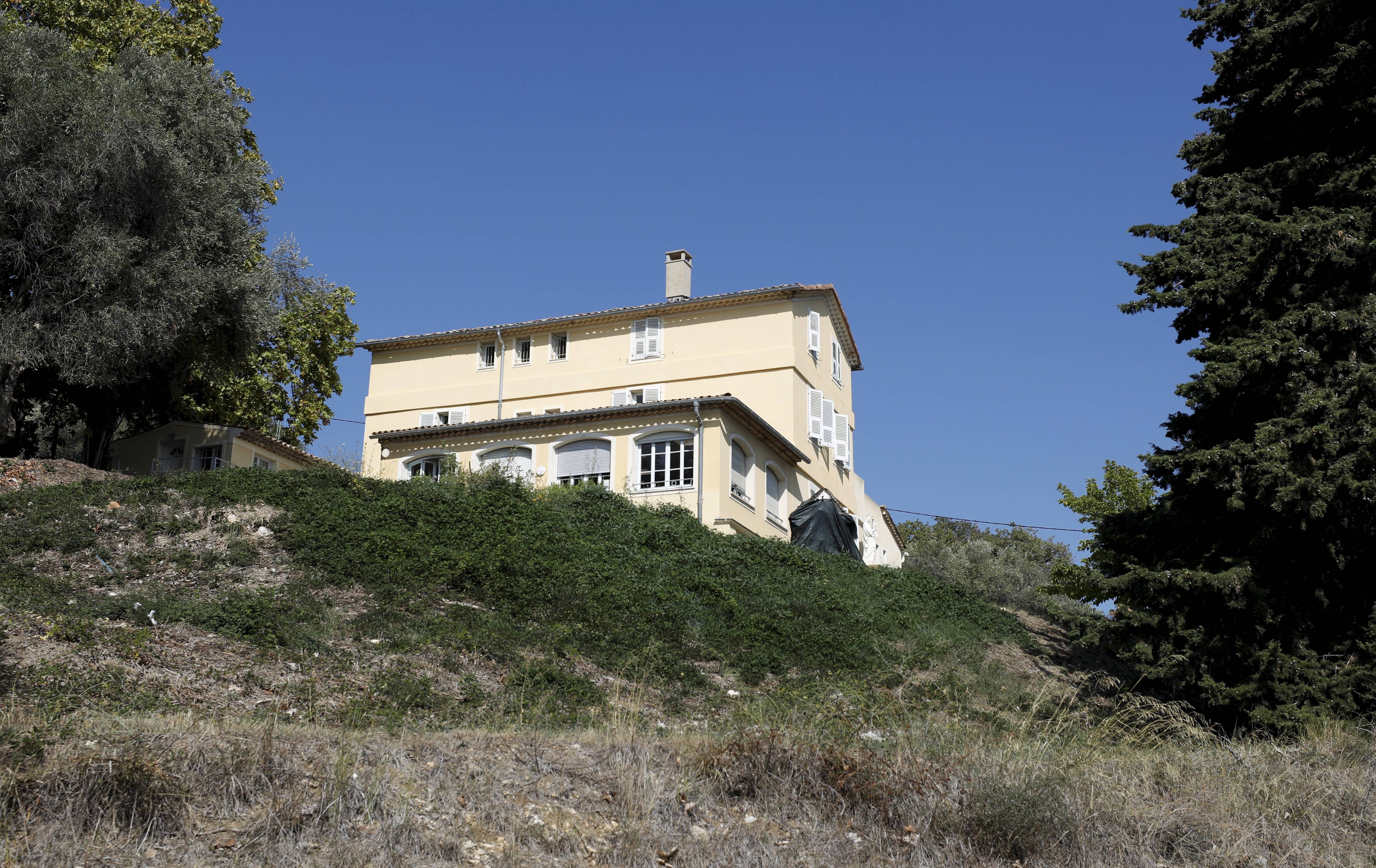 "C'est le Département qui a choisi de ne pas donner suite": le diocèse dévoile sa vérité sur la vente des maisons d'accueil pour migrants à Carros