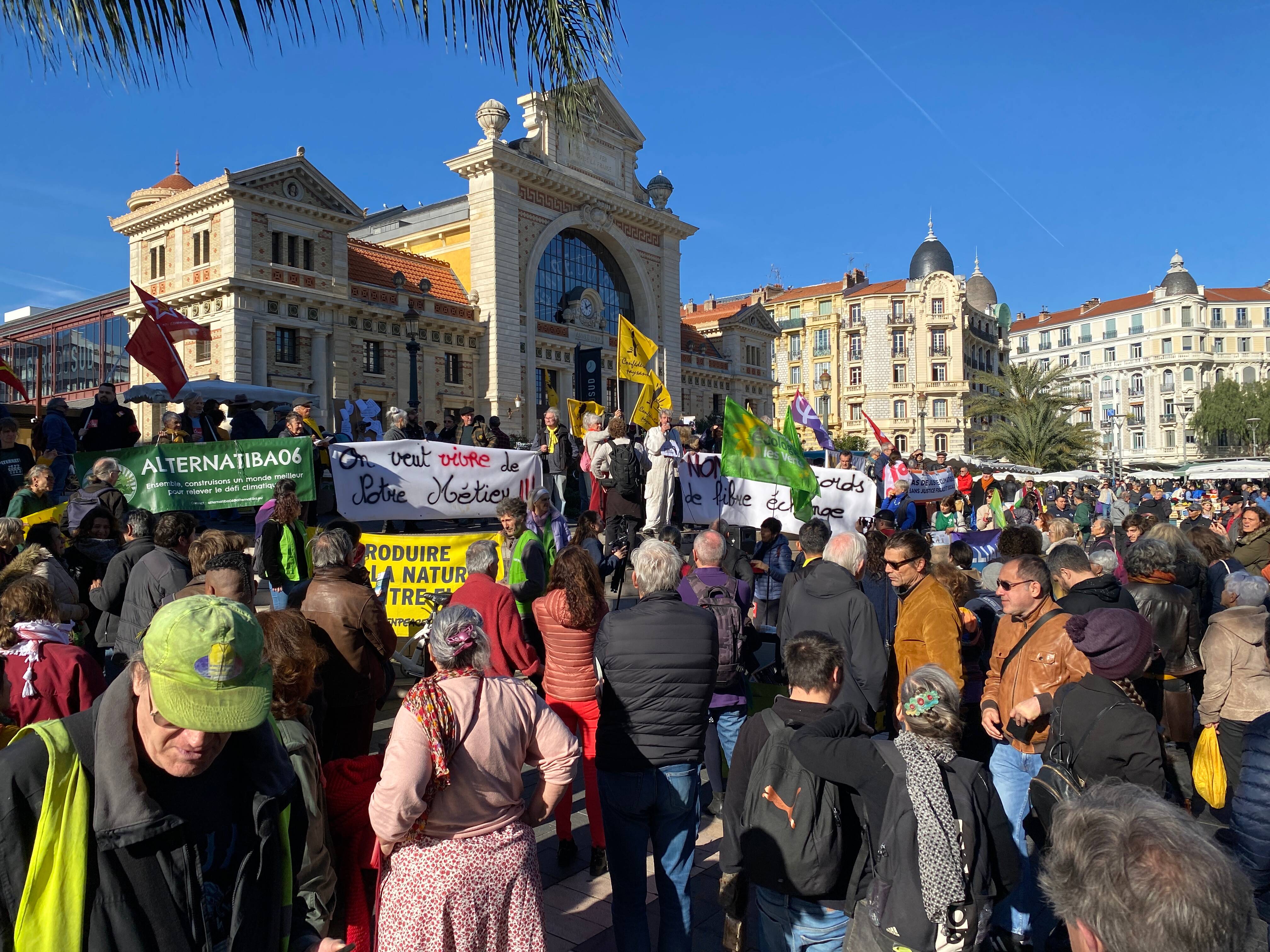 "Il est temps de reprendre le contrôle de nos assiettes": manifestation à Nice contre les accords de libre-échange