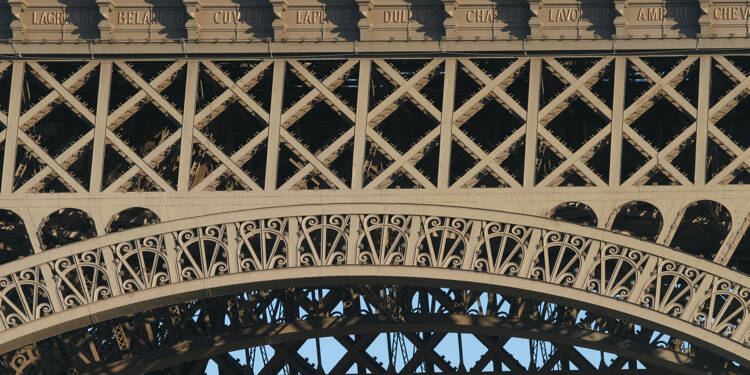 Vous ne les aviez jamais remarqués? Cet habitant de Villars-sur-Var a enquêté sur les 72 noms des savants qui sont sur la Tour Eiffel à Paris