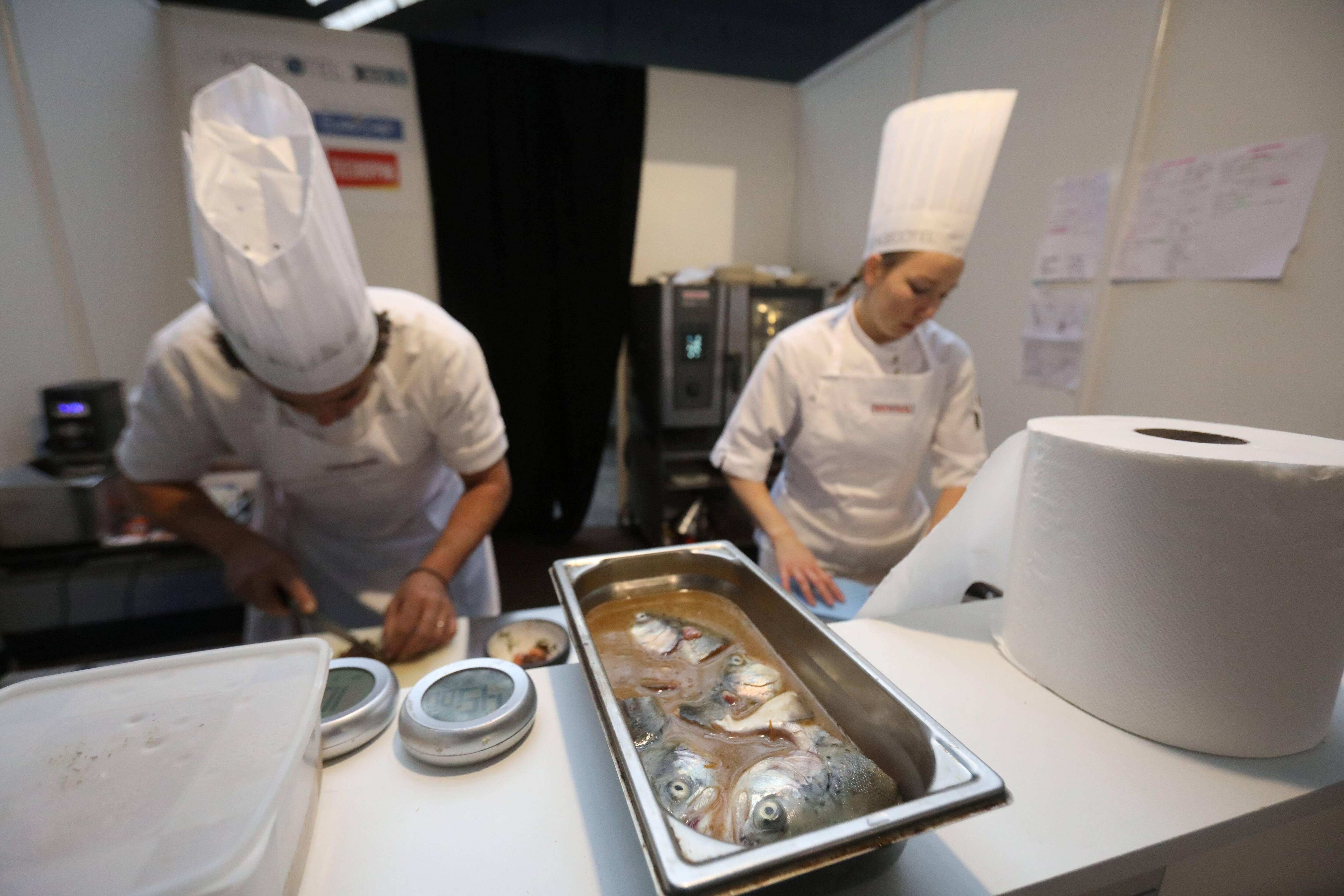 Pour le concours "Un et un font trois" des Toques Brûlées, les candidats au défi de créer un plat gastronomique à partir de déchets