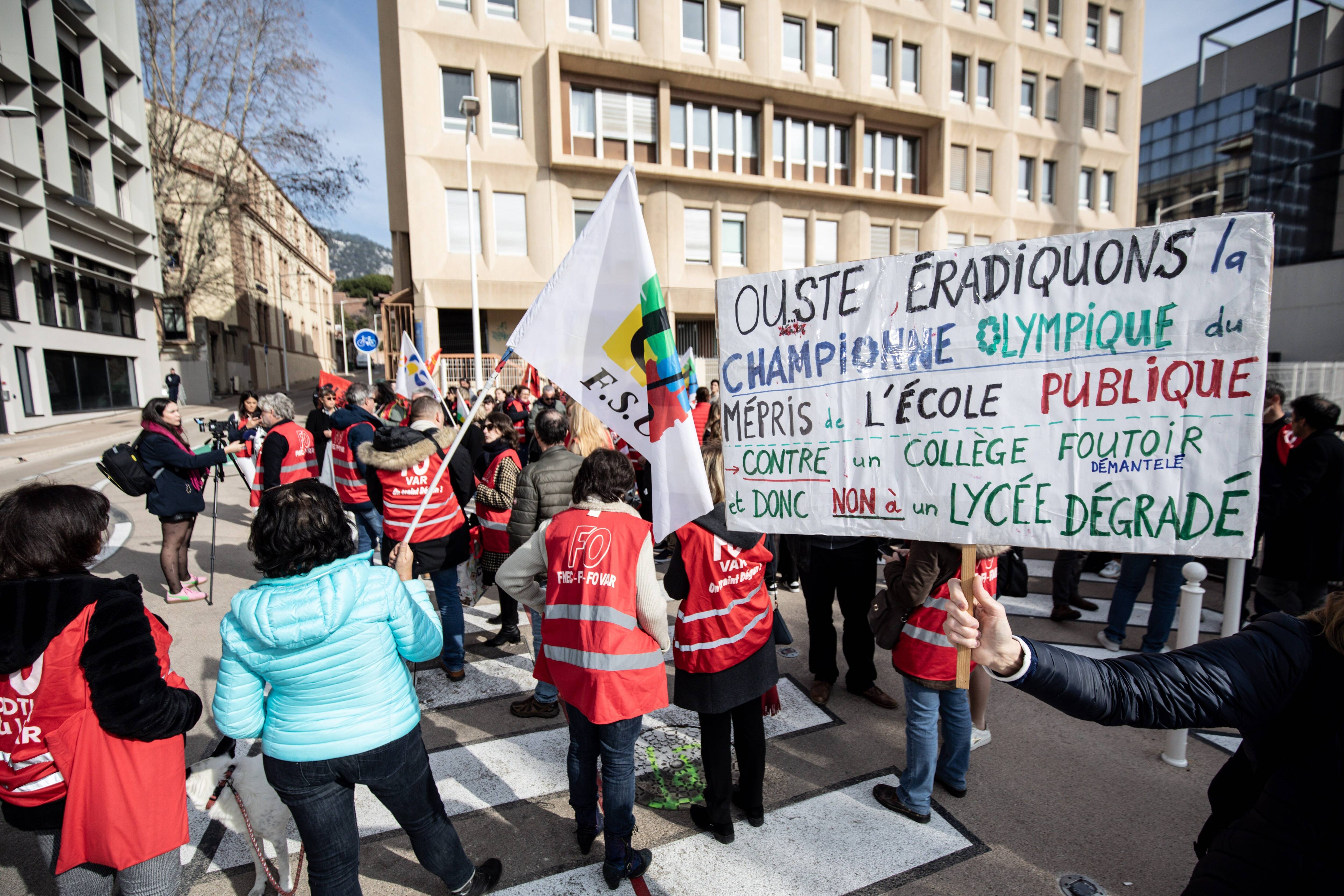 "Ils sont en train de détruire l'école publique": les enseignants à nouveau dans la rue à Toulon