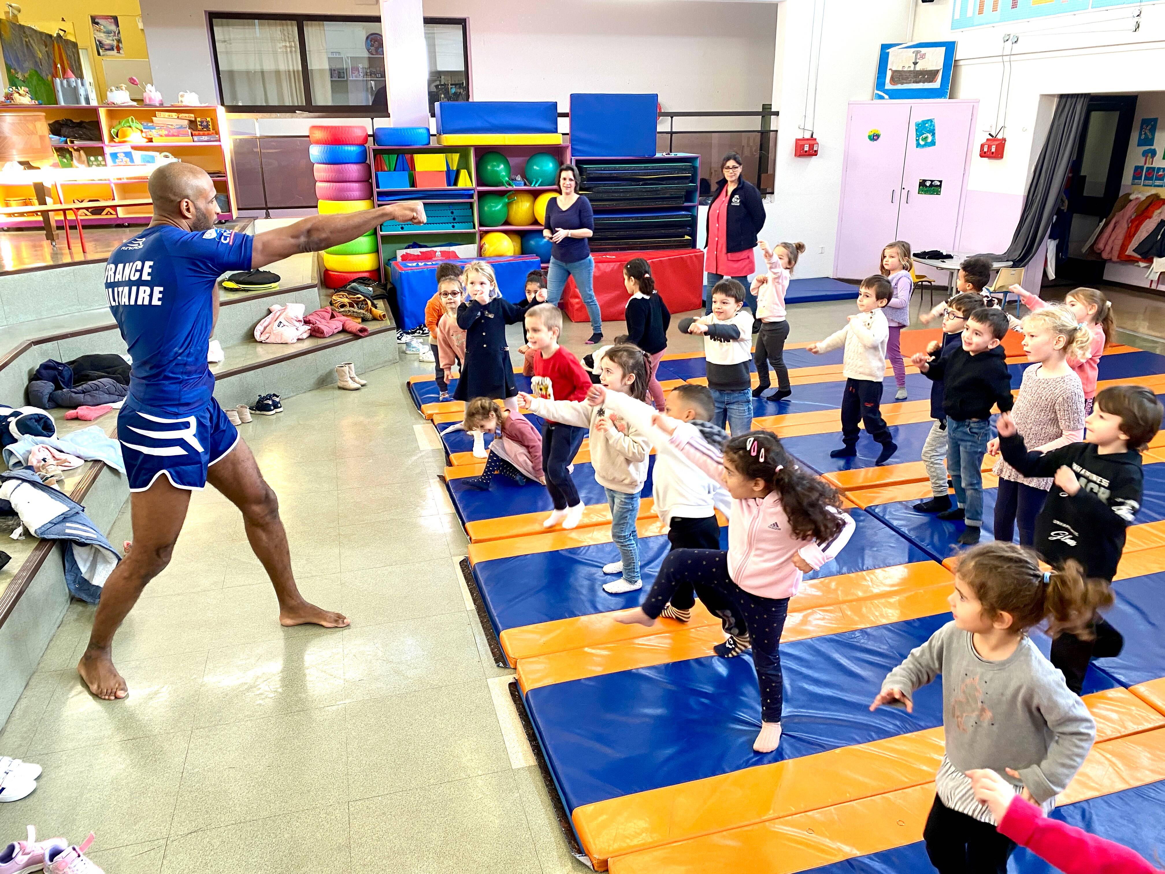 Les gendarmes coachent les enfants de la maternelle Saint-Antoine, retour en images sur une journée pas comme les autres