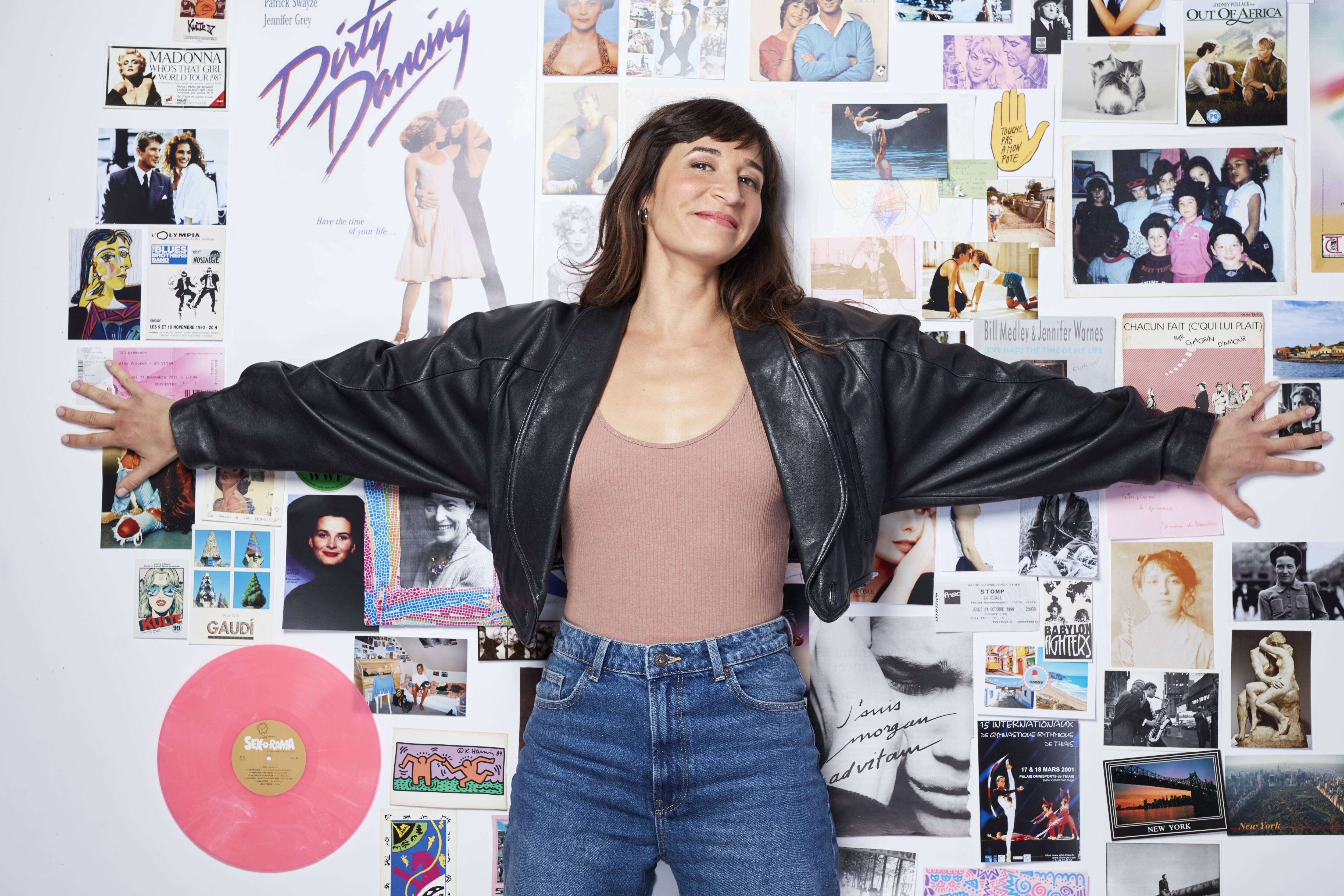 "Quand je serai grande, je serai Patrick Swayze": Chloé Oliveres mixe culture pop et Simone de Beauvoir dans son premier seule en scène