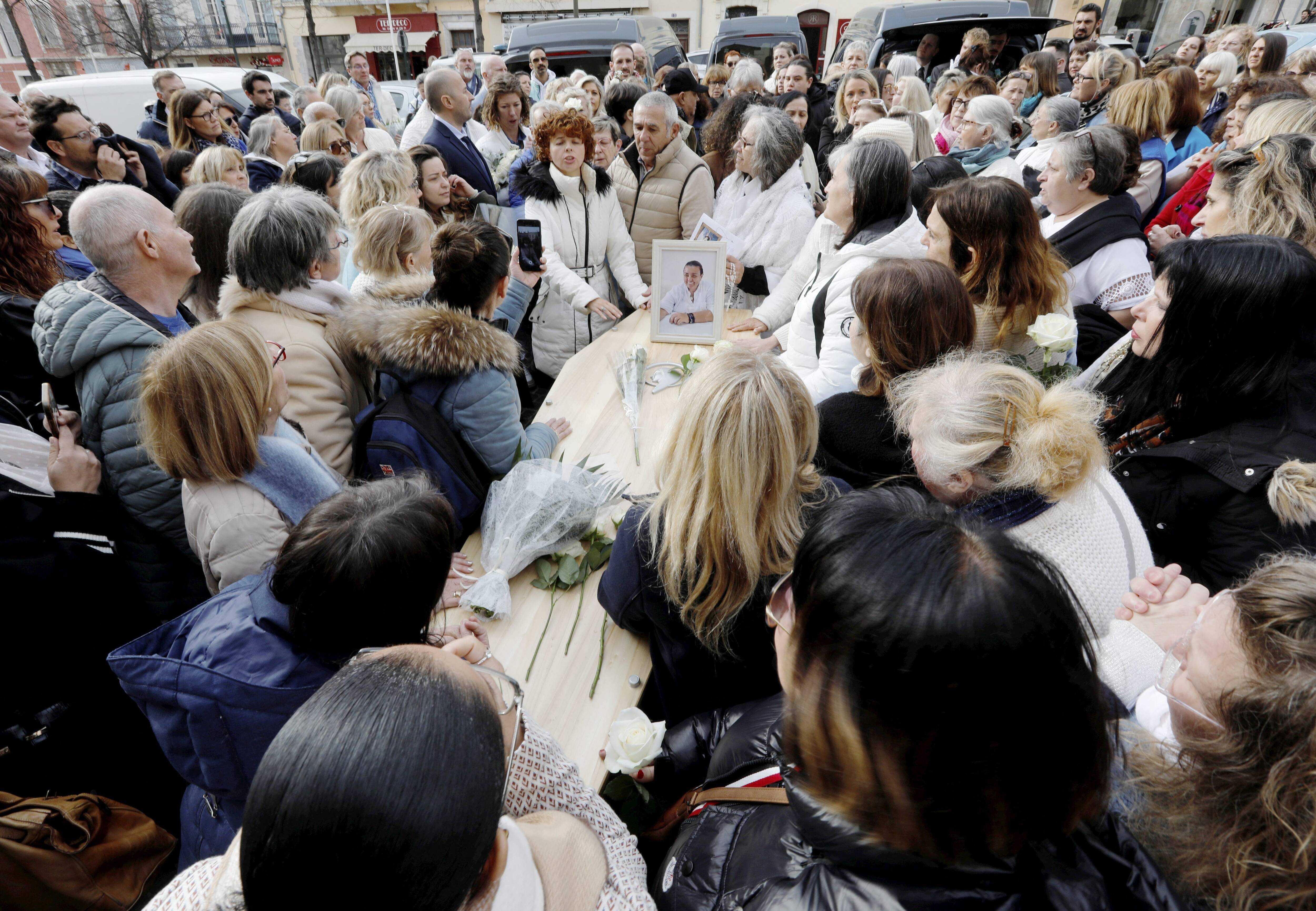 Des personnes de toute la France réunies à Hyères pour l’ultime adieu à la médium Chantal Lafont
