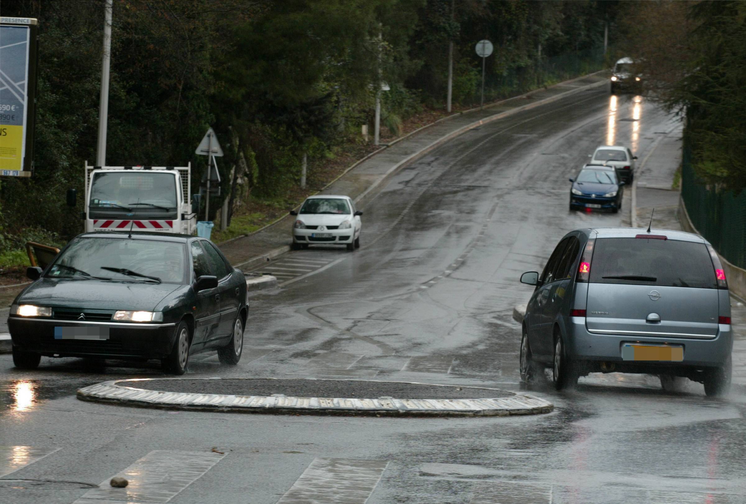 Un jeune violé par un homme au volant d'une Tesla blanche à Nice: la police ouvre une enquête et craint d'autres victimes