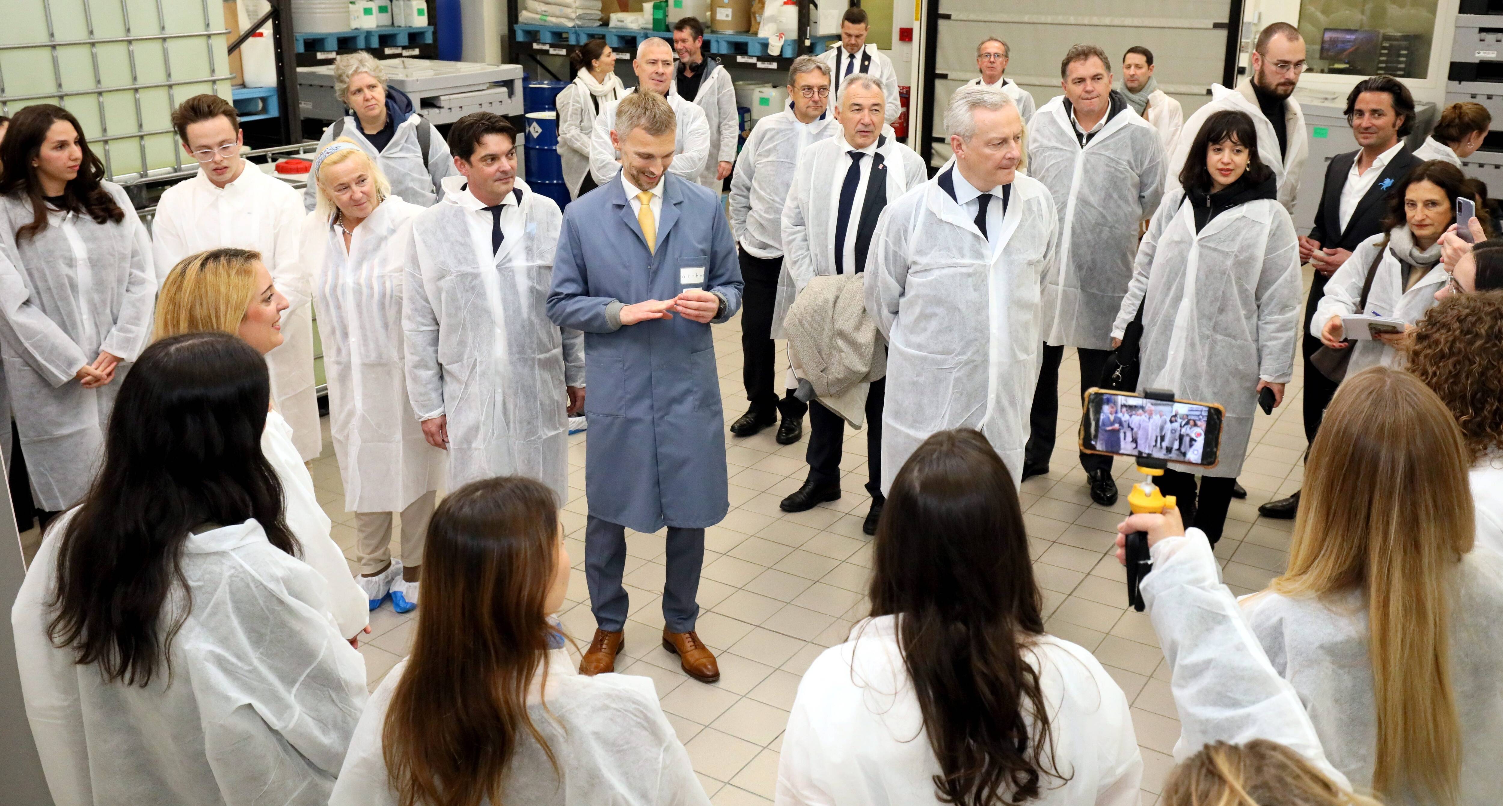 "Une filière très précieuse pour le pays", le ministre de l'Economie Bruno Le Maire auprès de la filière du parfum à Grasse