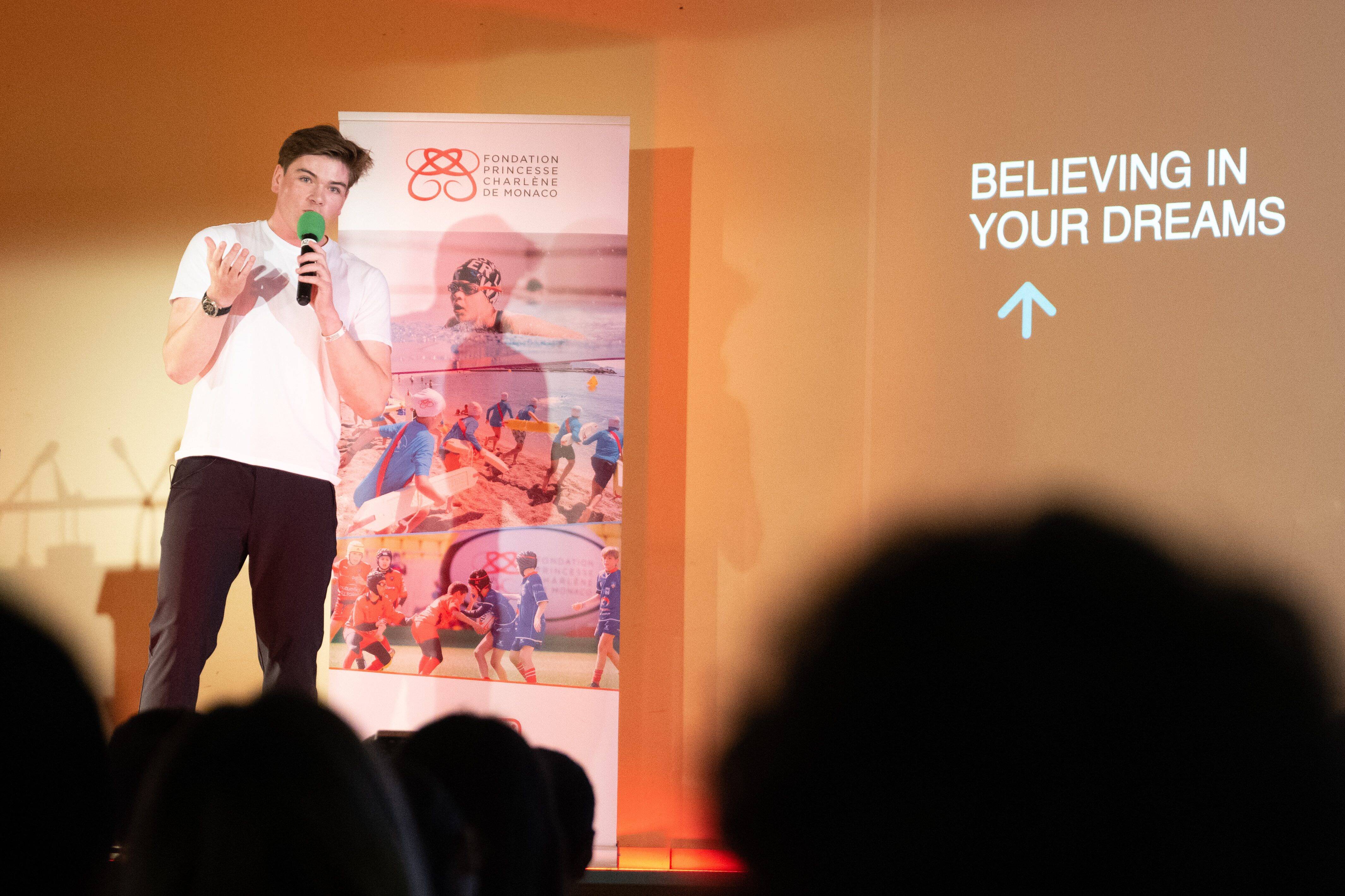 À 19 ans, il a déjà gravi 12 sommets de plus de 8.000 mètres et partage son expérience avec des lycéens de Monaco