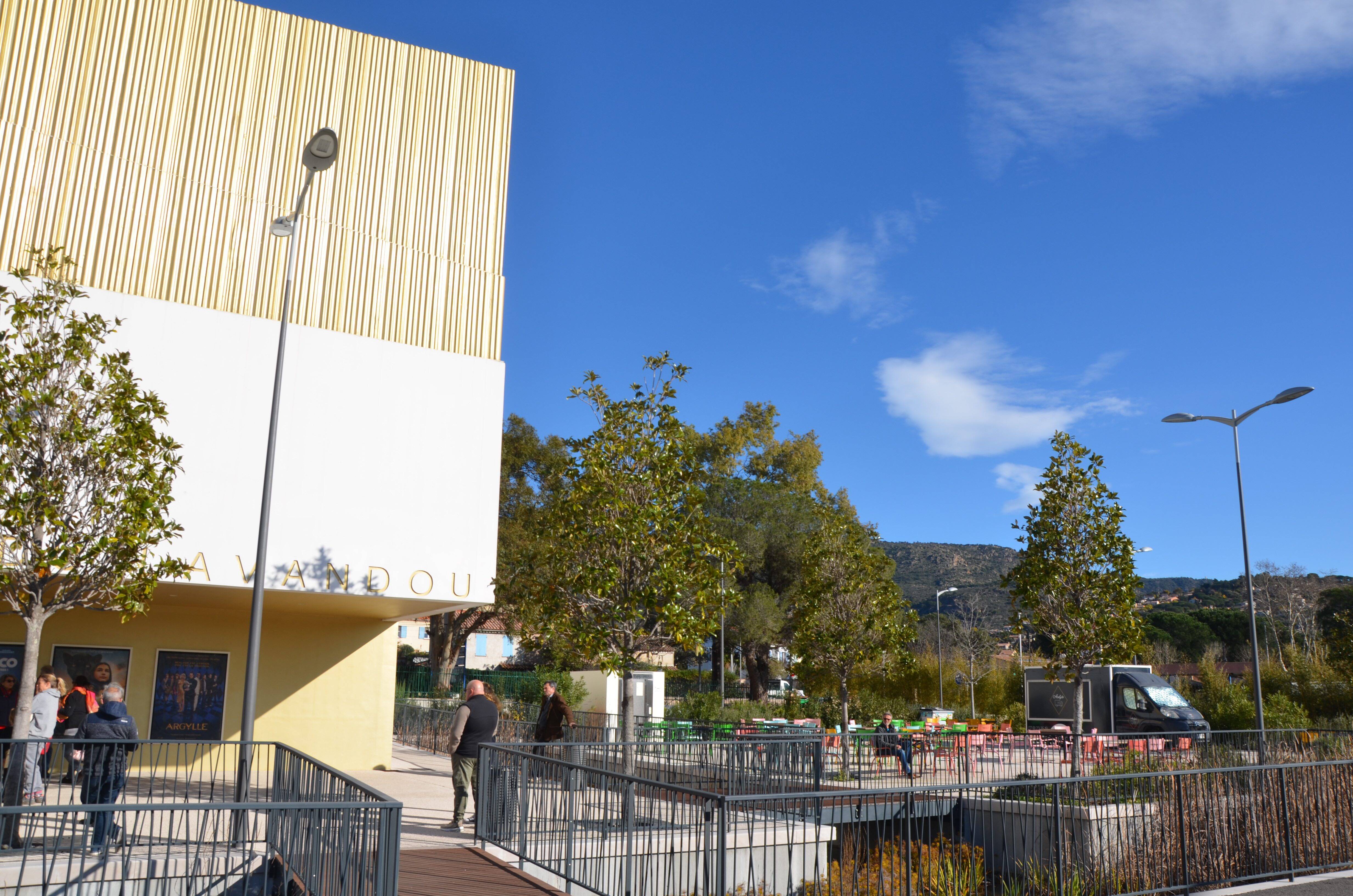 Le Lavandou lance un appel d'offres pour trois "food-trucks" au cinéma Le Grand Bleu, avis aux candidats