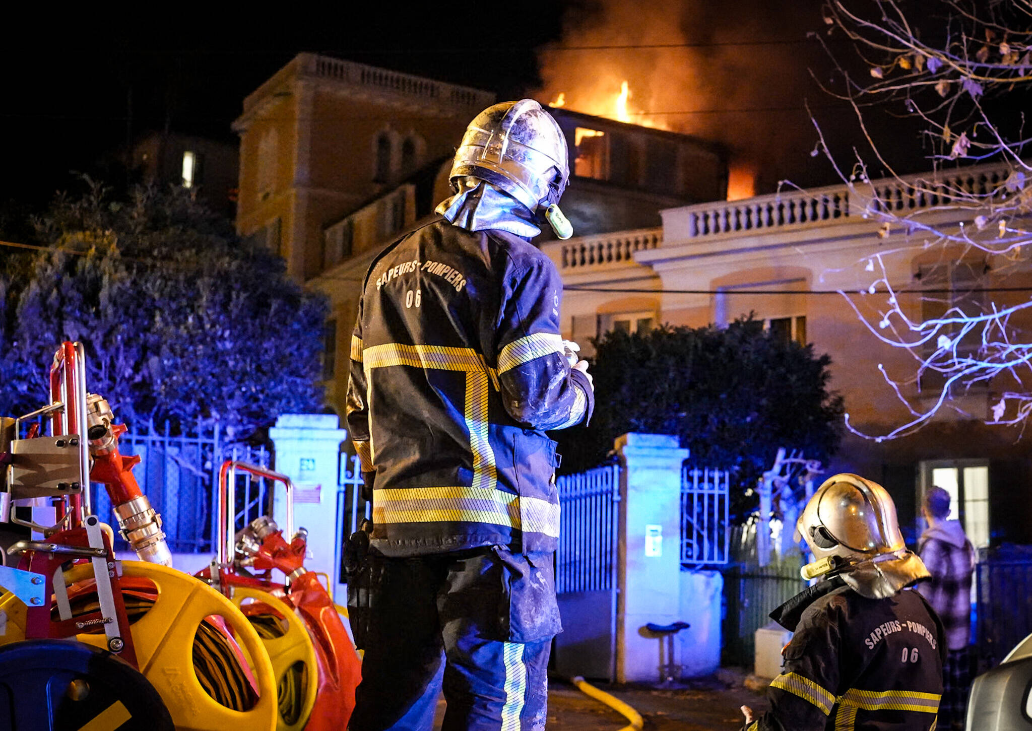 On connaît l'origine probable du violent feu qui a gagné la toiture d'un immeuble à Nice