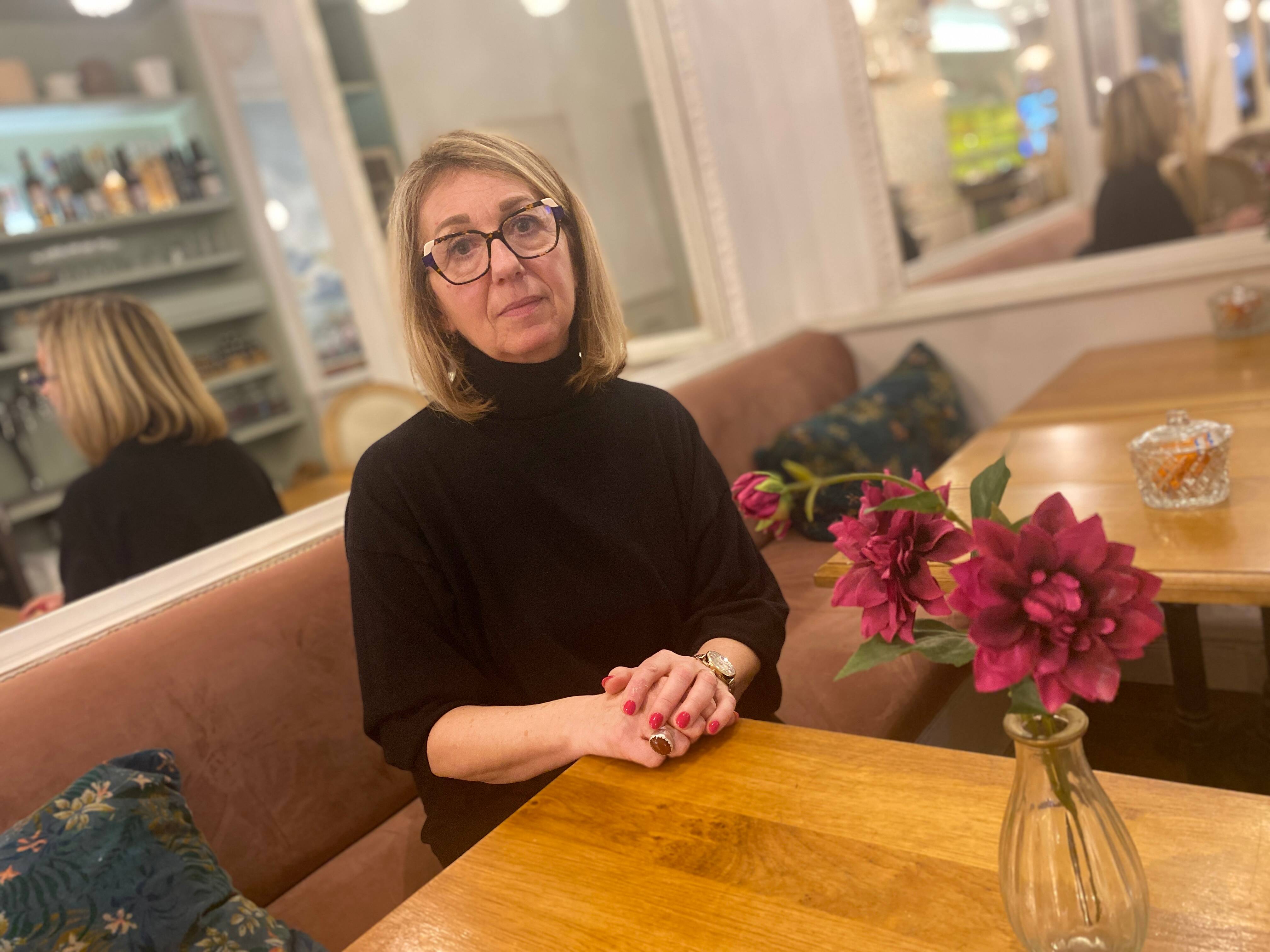 La cliente part sans payer et mord sévèrement le doigt de la gérante d'un salon de thé à Cannes