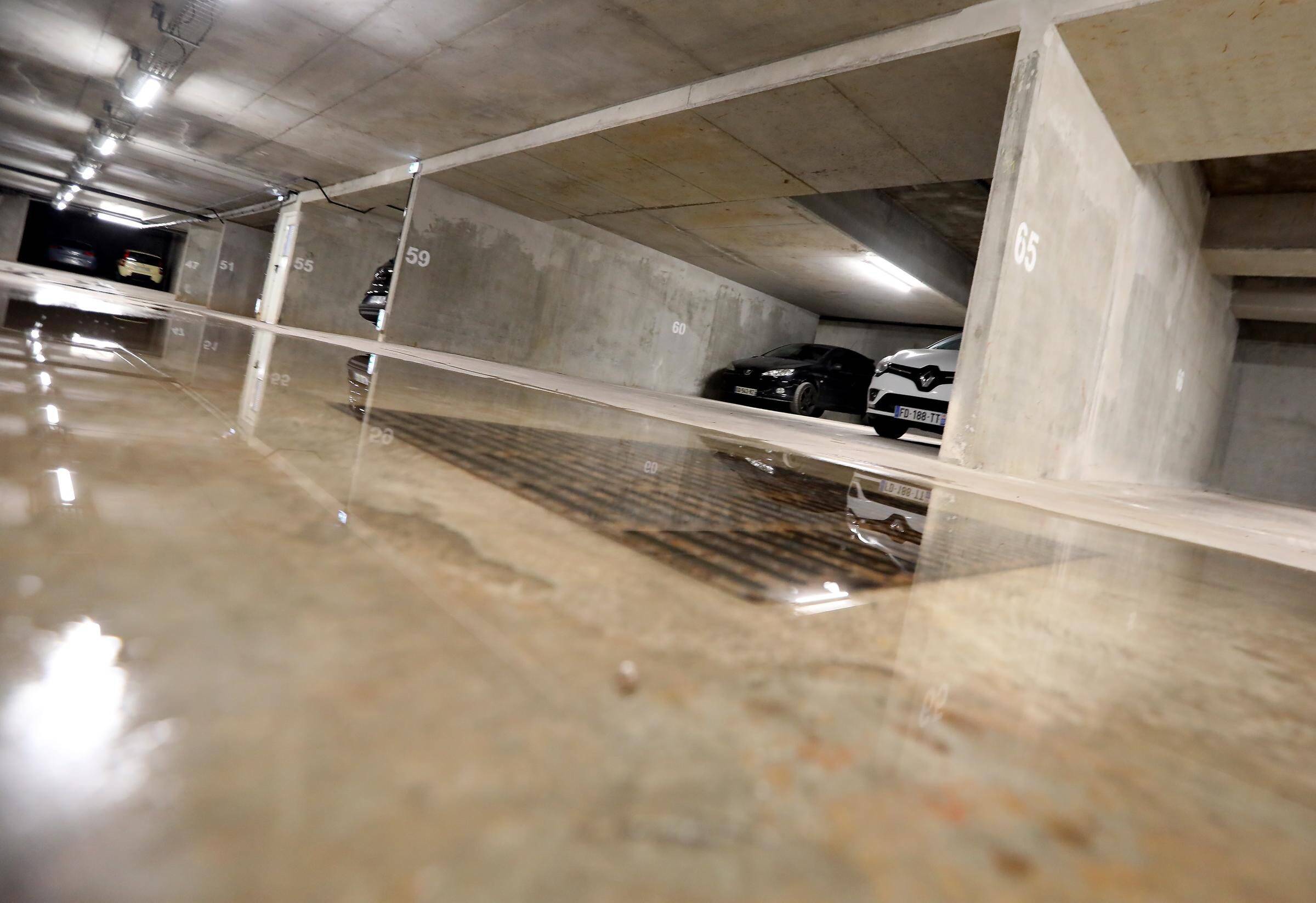 "On paye notre loyer et nos charges, mais rien n'est fait": L'immeuble neuf prend l'eau, les habitants de cette commune du Var en colère