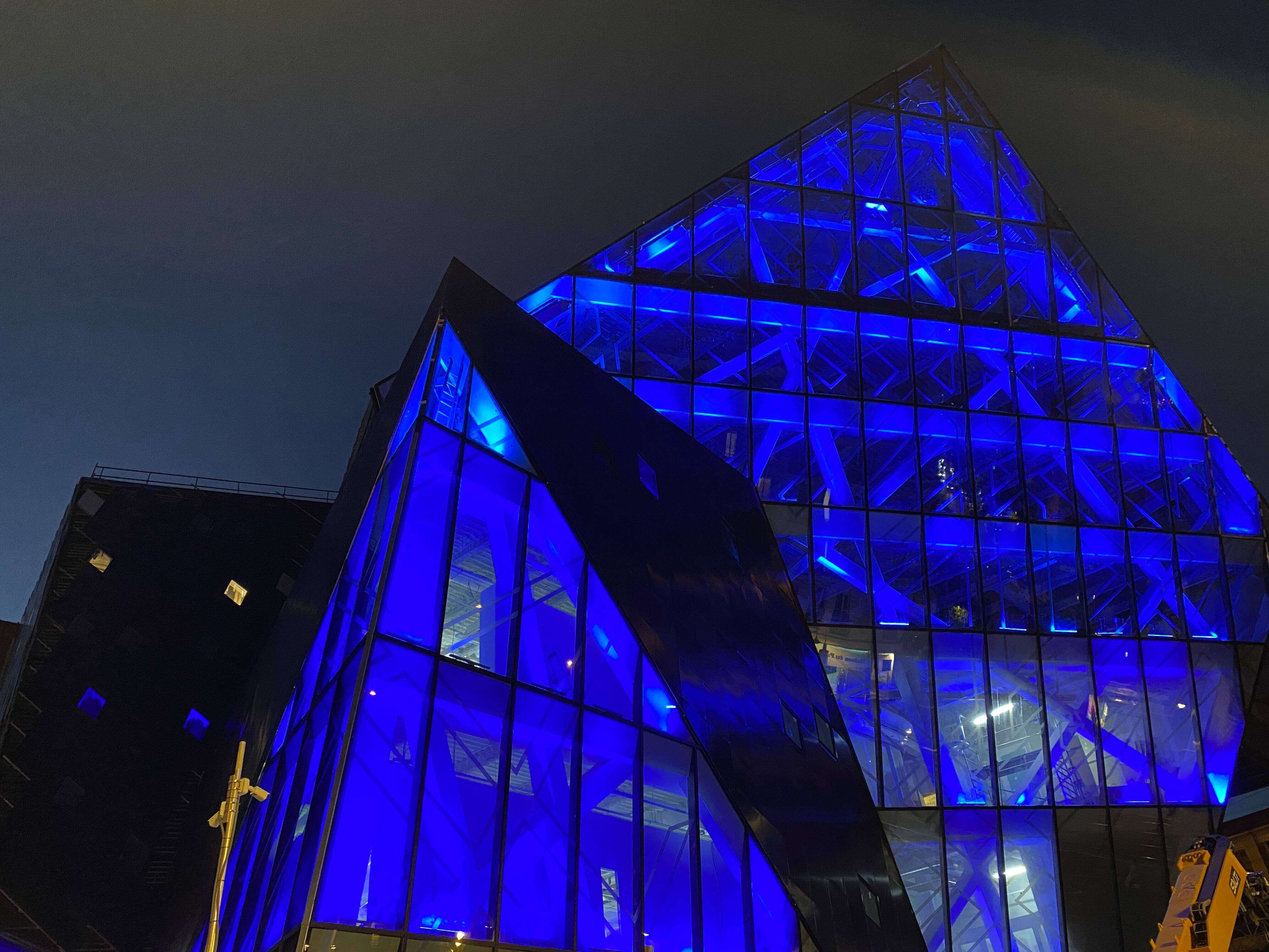 Après plusieurs essais, le bleu l'emporte pour illuminer la façade d'Iconic à Nice