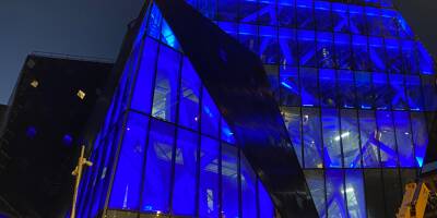 Après plusieurs essais, le bleu l'emporte pour illuminer la façade d'Iconic à Nice