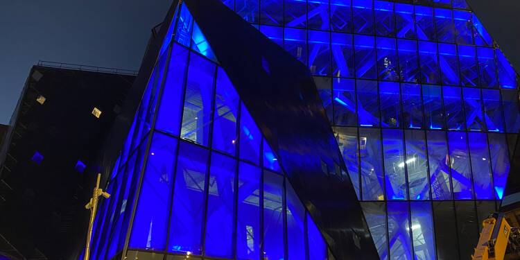 Après plusieurs essais, le bleu l’emporte pour illuminer la façade d’Iconic à Nice