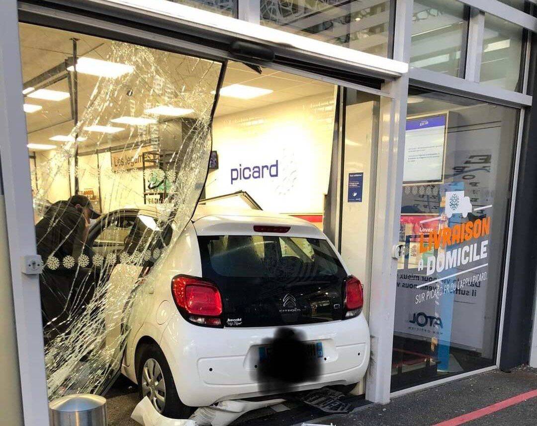Une conductrice traverse avec sa voiture la vitrine d'un magasin Picard dans l'Est-Var