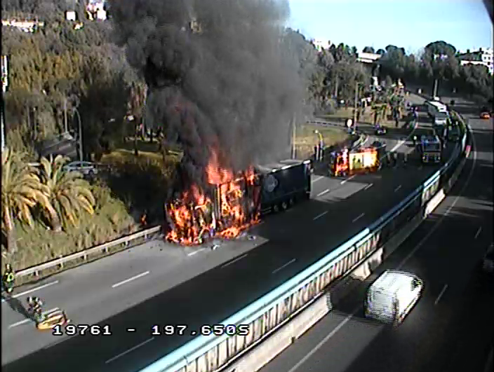 Accidents en série, incendie... un samedi noir sur l'A8 et sur les routes des Alpes-Maritimes
