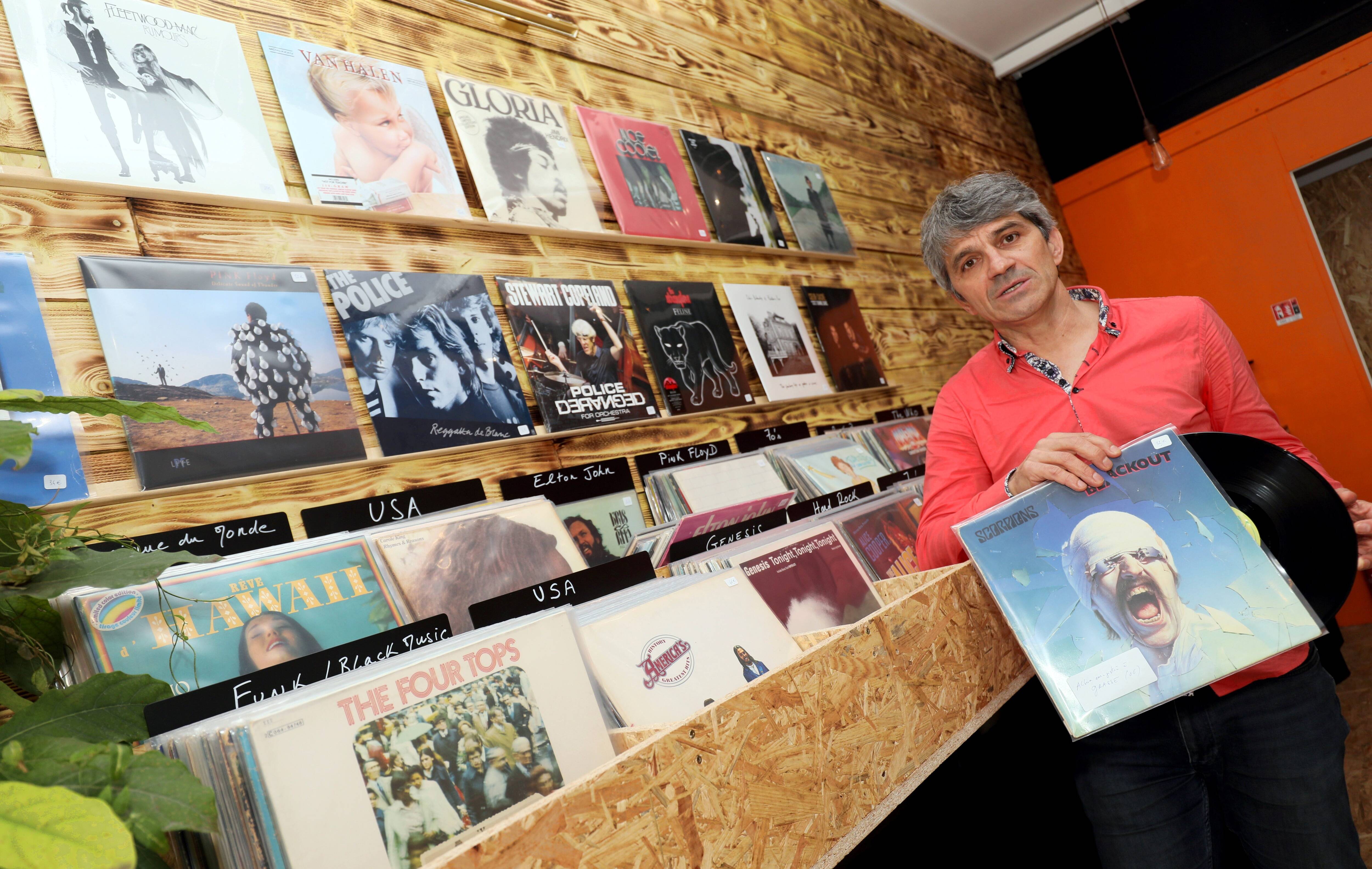 "Je n'ai jamais été aussi heureux", à 53 ans il ouvre sa boutique de disques vinyles à Cannes