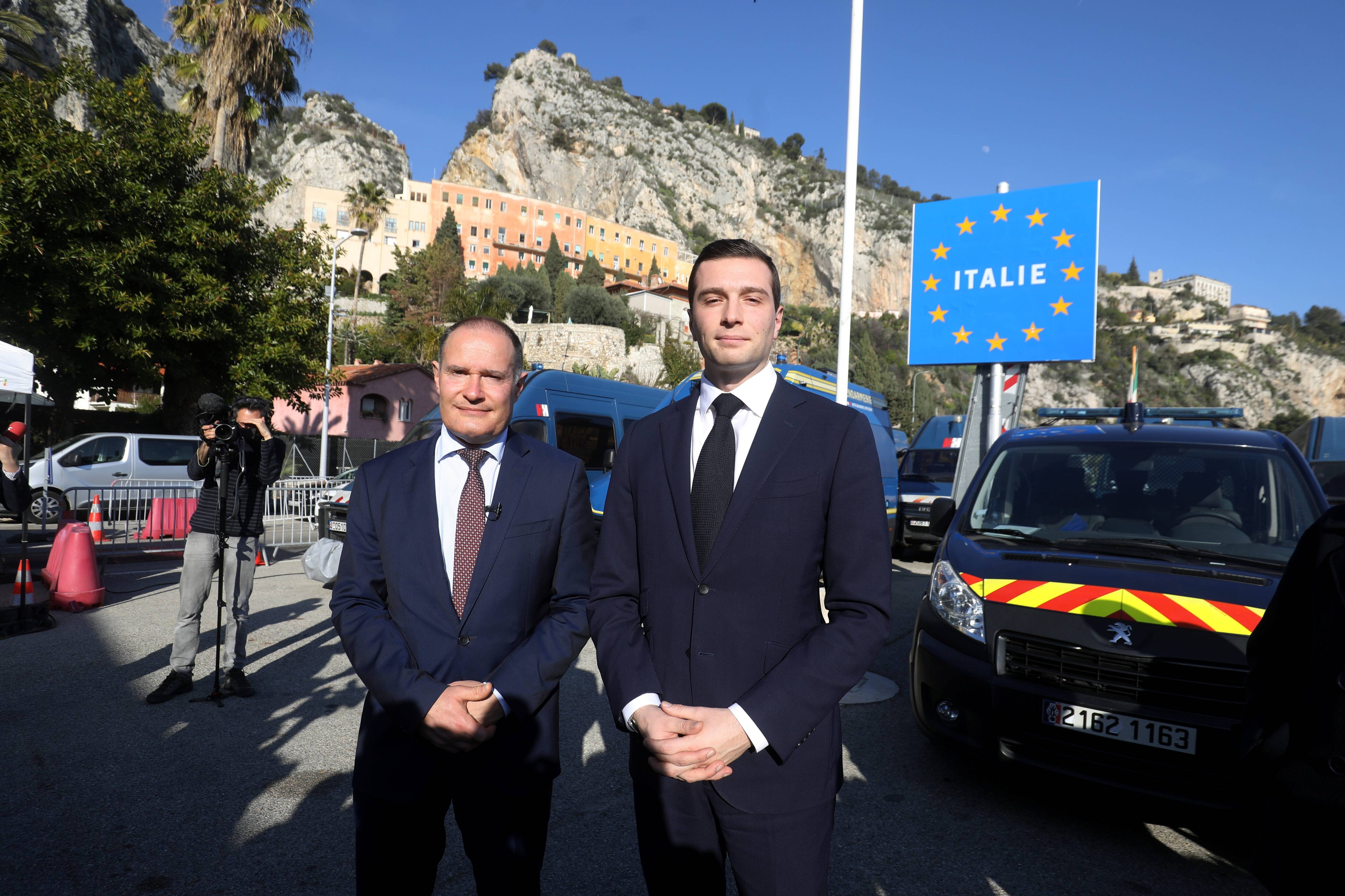 "Nous voulons une reprise en main des frontières": le président du RN Jordan Bardella à Menton avec l'ex-patron de Frontex