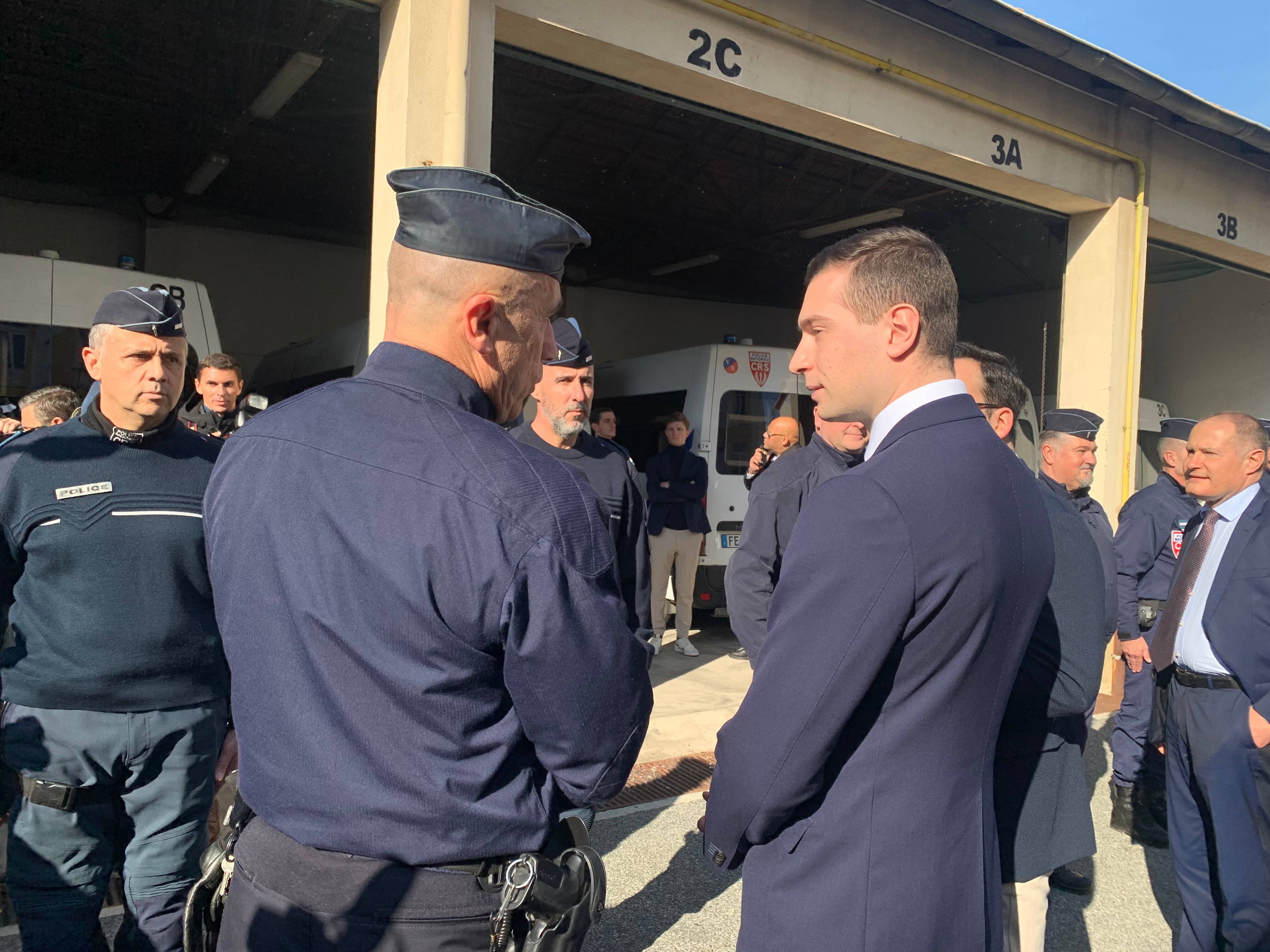 Jordan Bardella reçoit la médaille de la CRS 6: "Une polémique tirée par les cheveux", selon un député RN des Alpes-Maritimes