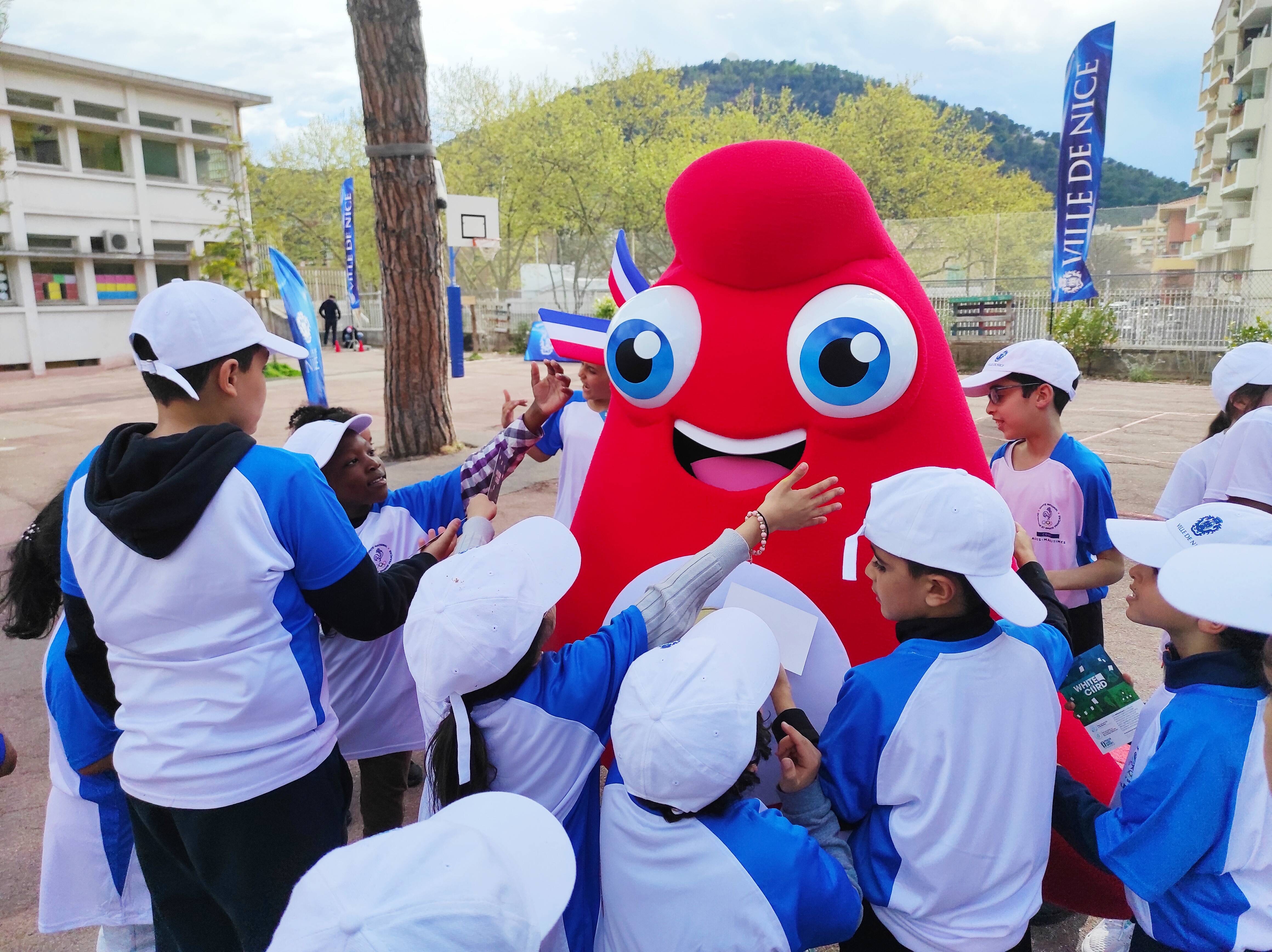 EDITO. Mais qui a eu cette idée folle d'envoyer une pièce de deux euros aux écoliers ?