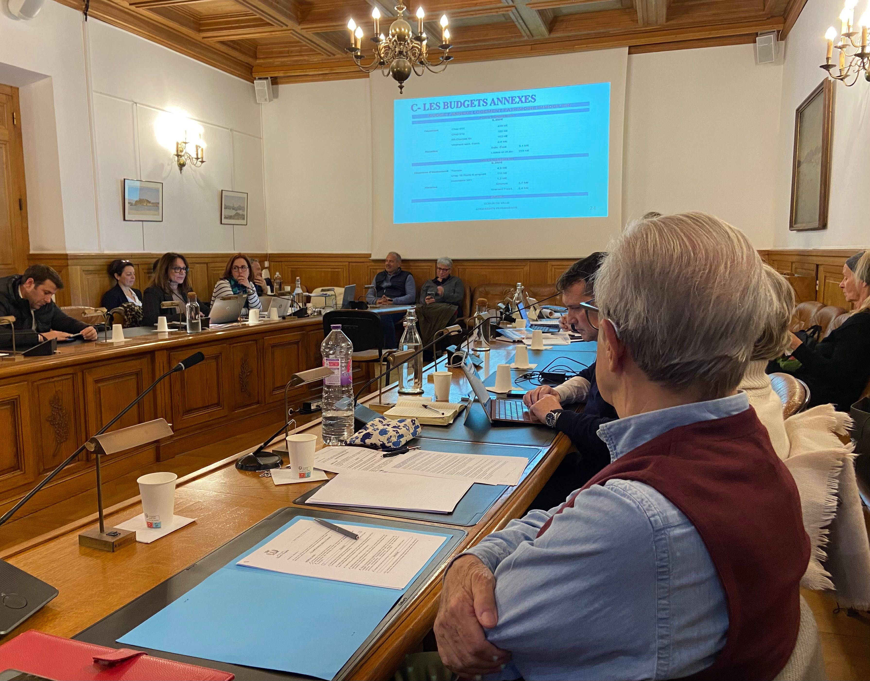 "Ici, on lance et après on cherche l'argent": l'endettement de Saint-Tropez fait bondir l'opposition lors du conseil municipal