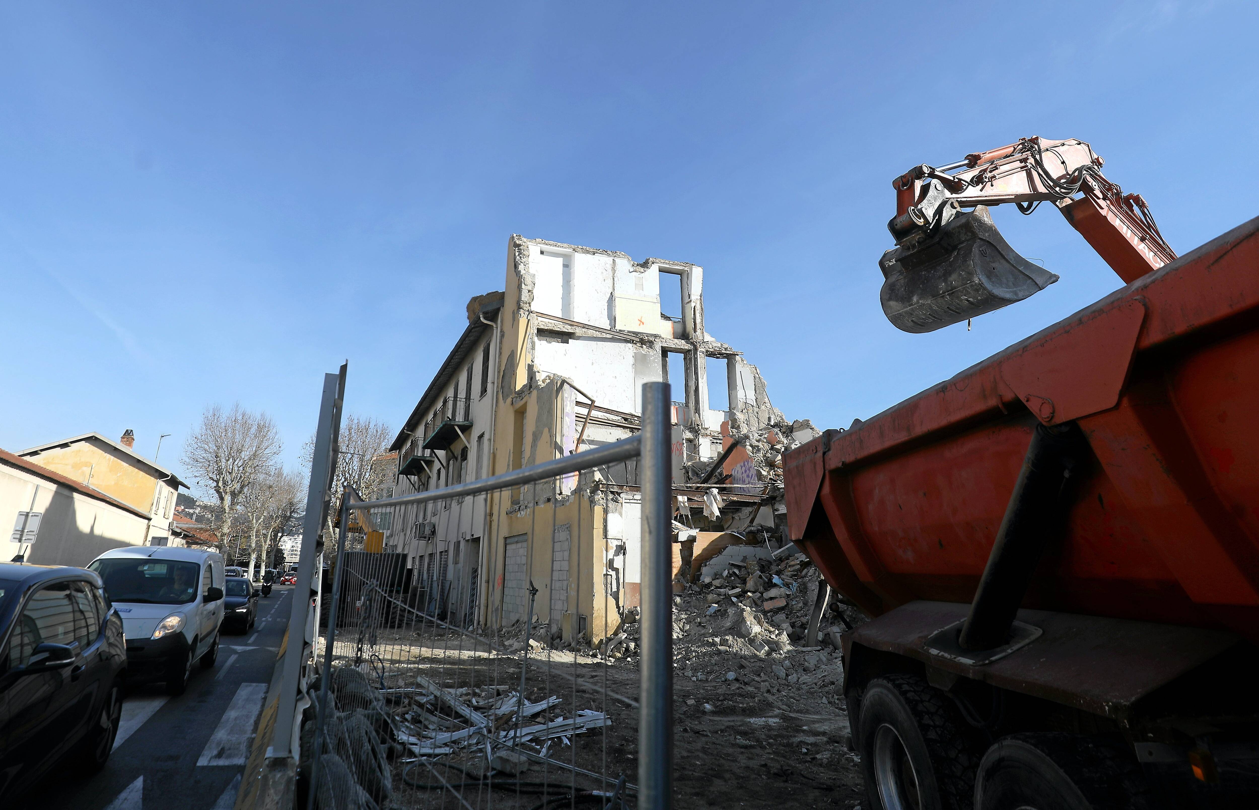 Squatté, vétuste, dangereux... Un immeuble qui a beaucoup fait parler de lui démoli à Nice