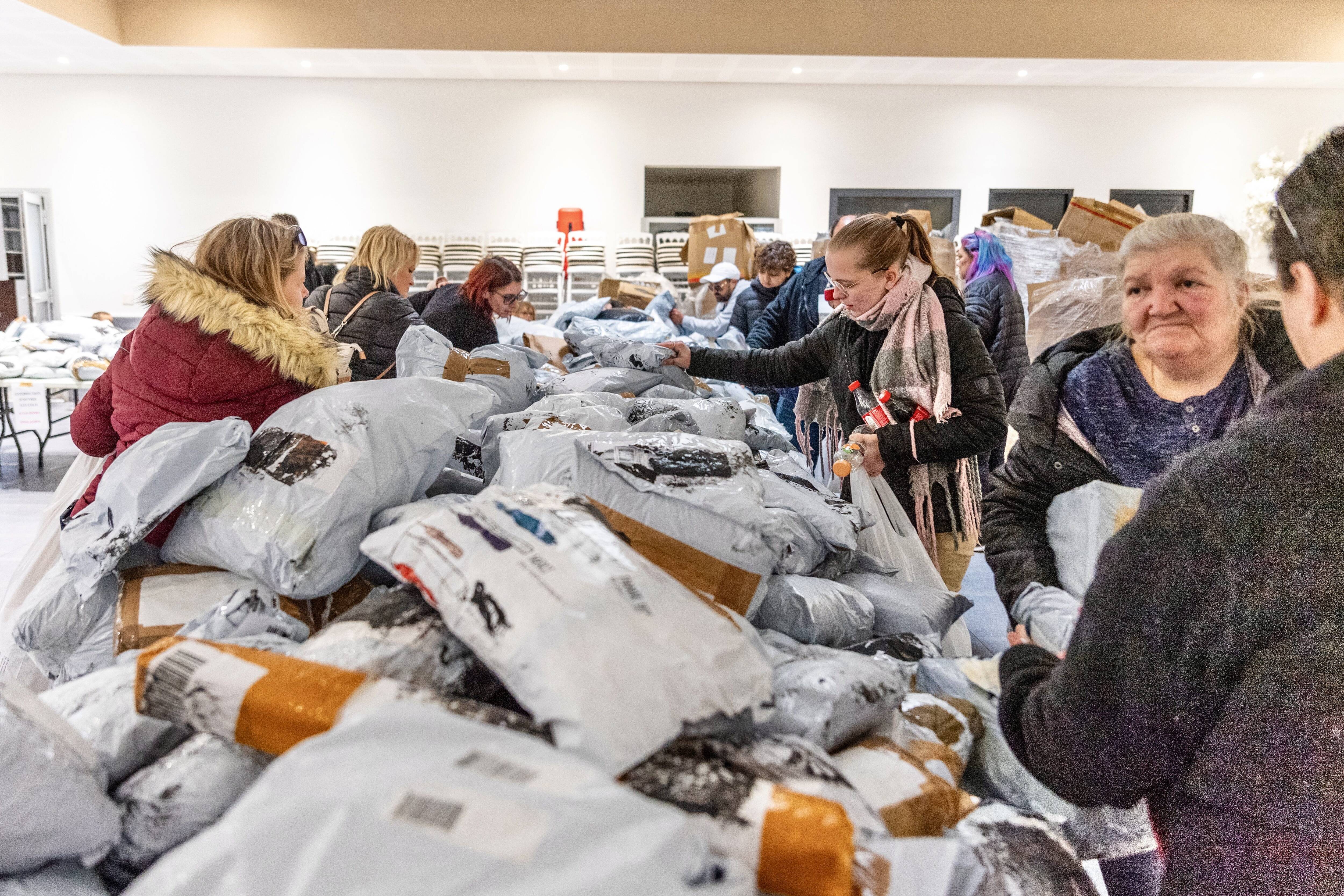 On a assisté à la première vente de colis surprise du Var... et les contenus étaient plutôt décevants