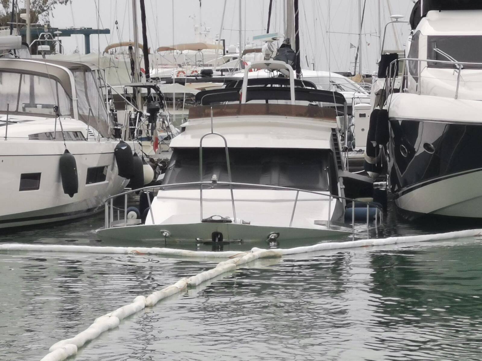 Un bateau a coulé dans le port de Marina à Villeneuve-Loubet ce lundi