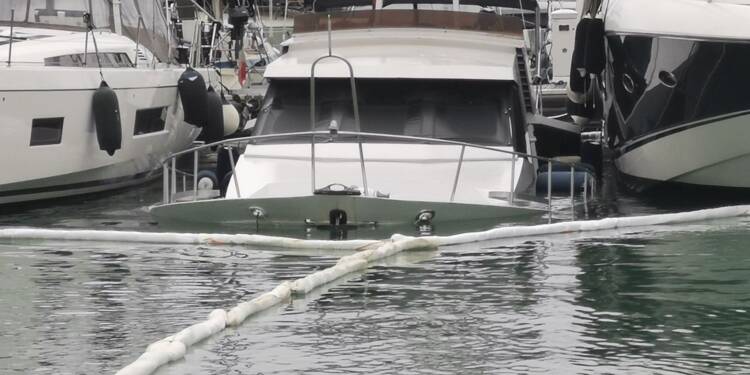 Un bateau a coulé dans le port de Marina à Villeneuve-Loubet ce lundi
