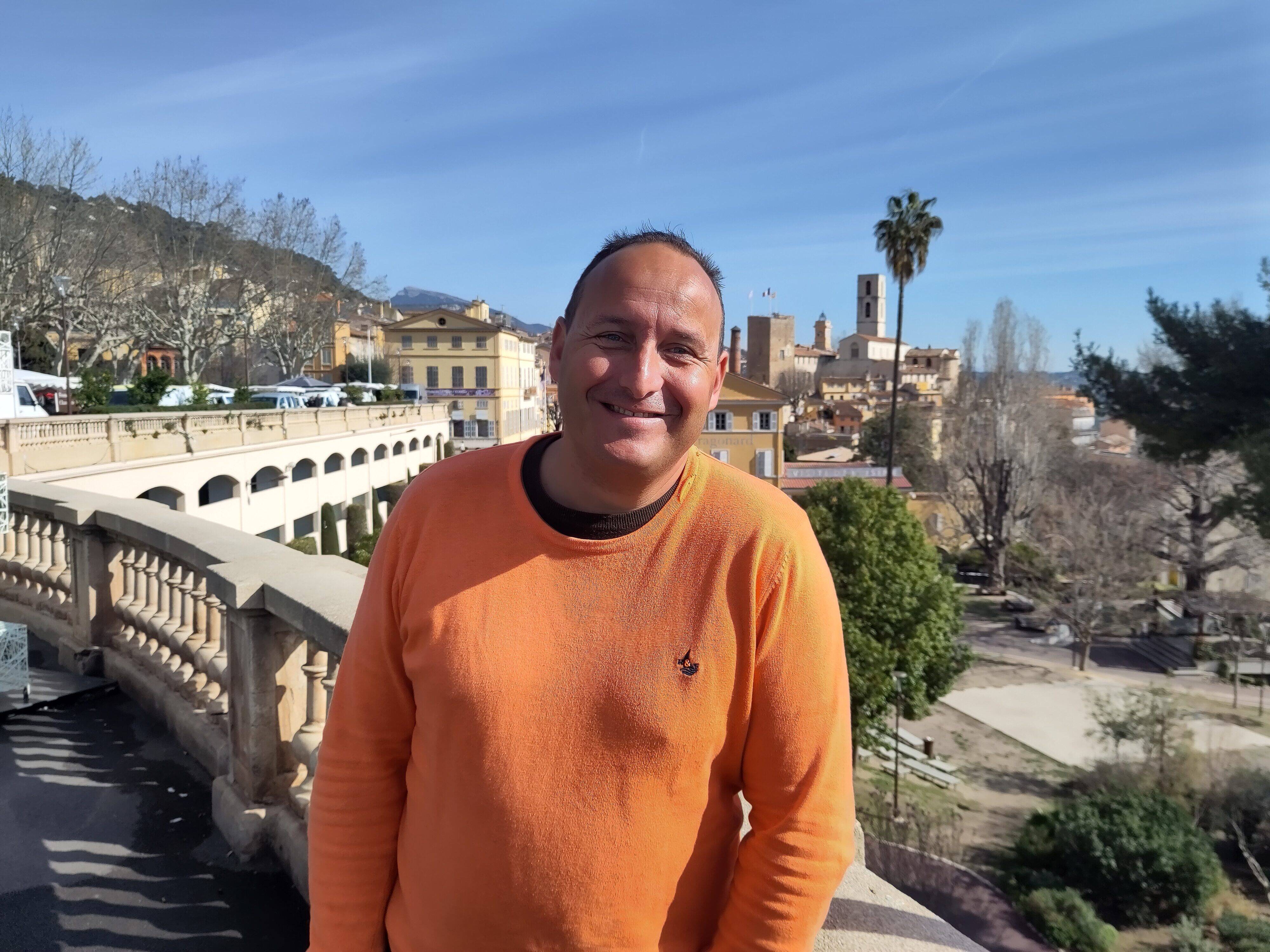 "C'est aussi pour tirer la sonnette d'alarme que je fais ça": à Grasse, ce passionné de météo fait ses prévisions sur Facebook