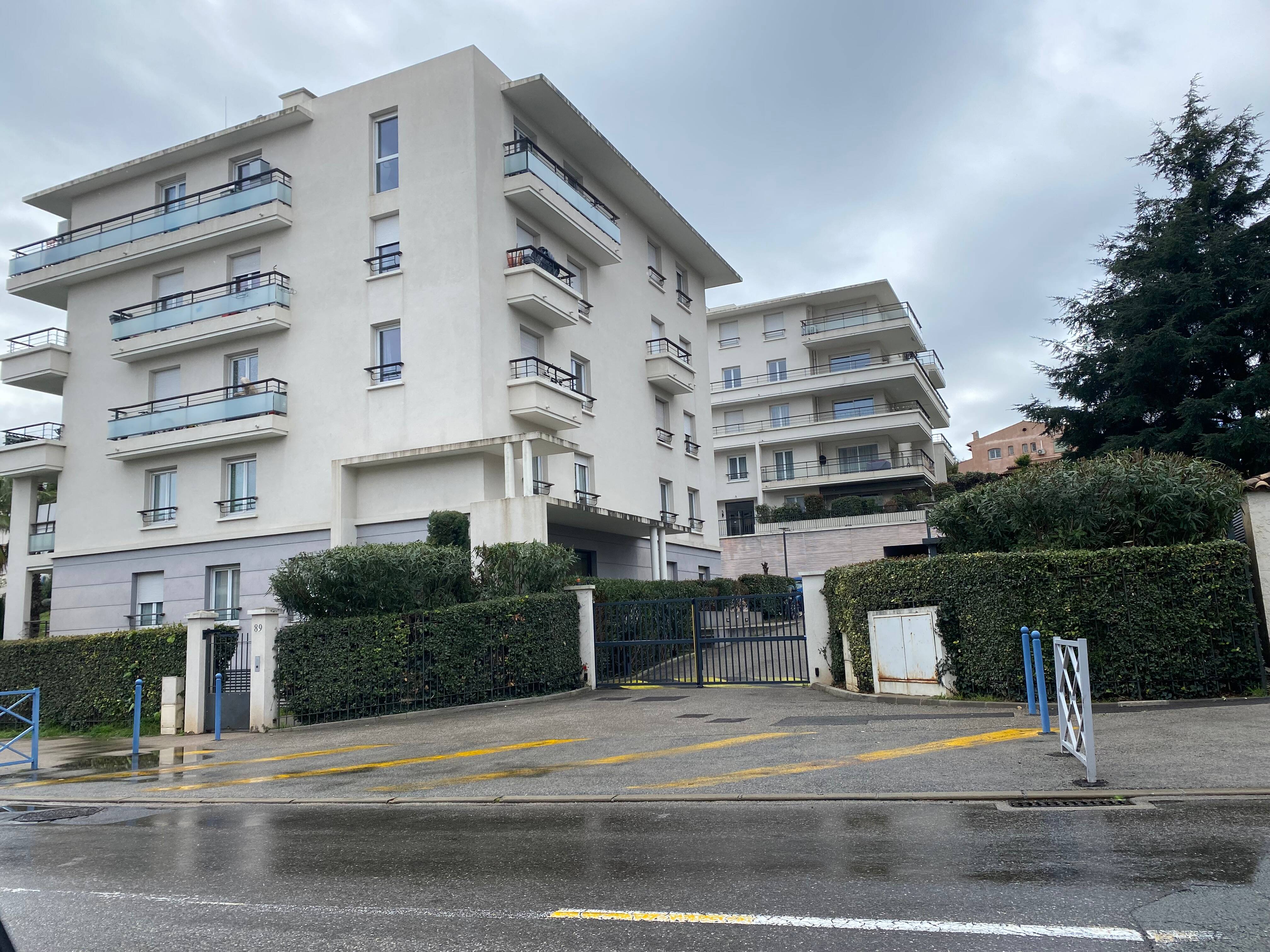 "Un petit bout de femme que tout le monde appréciait": les voisins sous le choc après la mort de "Gigi" à Cagnes-sur-Mer